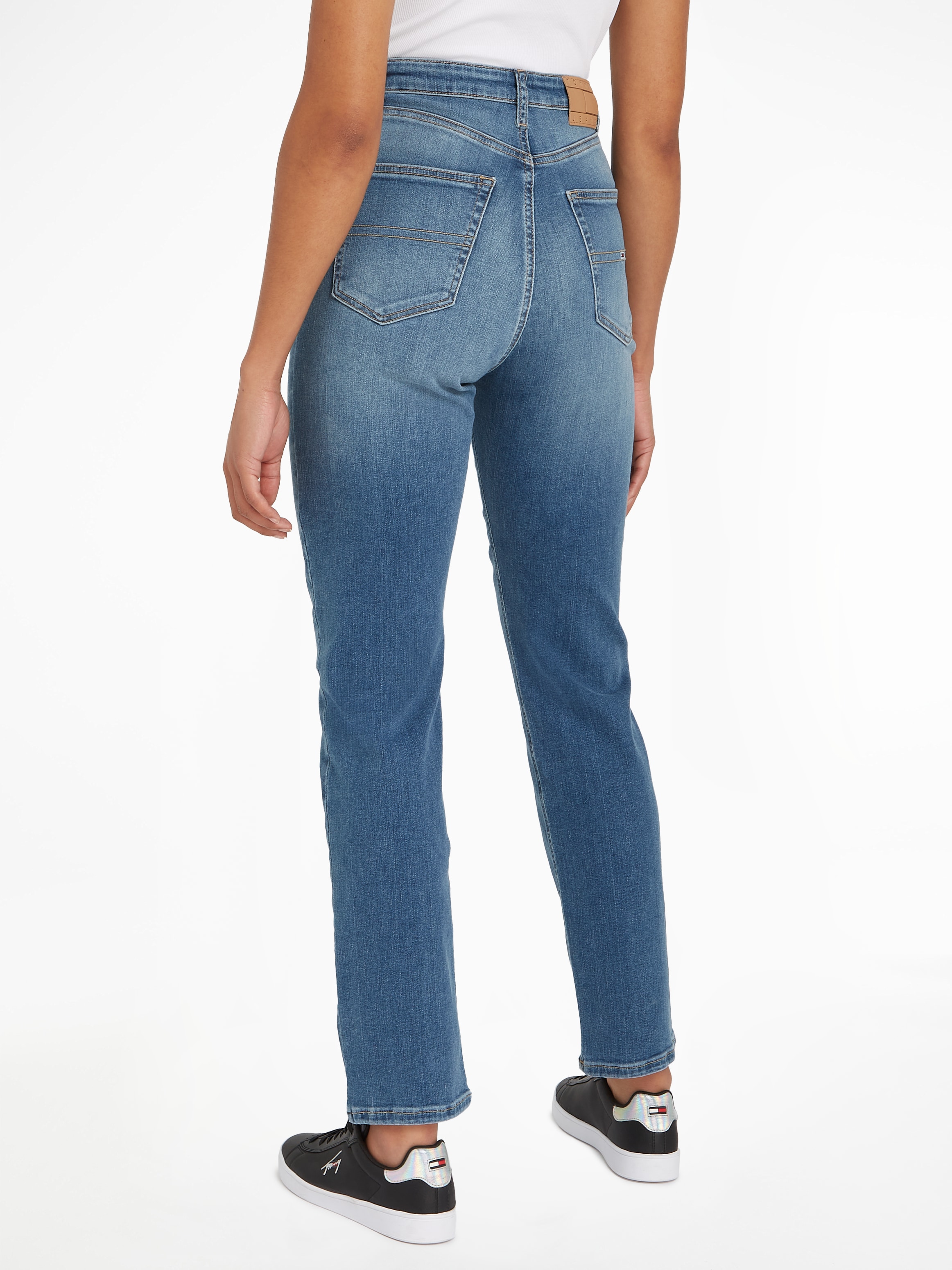 Tommy Jeans Straight-Jeans »Tommy Jeans JULIE - High Waist - Straight Jeans«, Gerade geschnittene denim Jeans mit hoher Taille und Tommy Logo-Badge