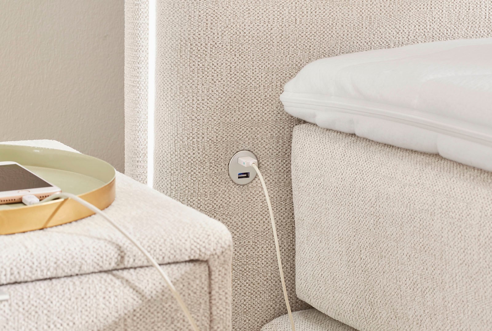 Jockenhöfer Gruppe Lit boxspring »Livia« incluant éclairage LED, 4 ports de charge USB, matelas TTFK 7 zones
