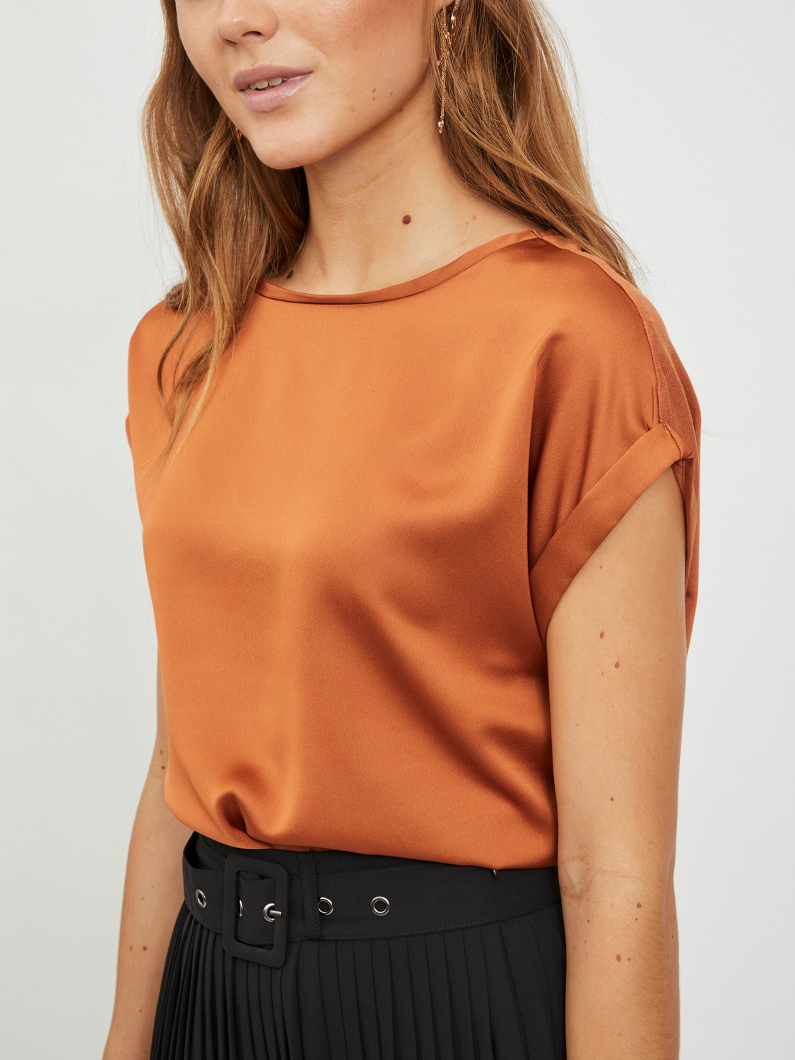 Vila Kurzarmshirt »VIELLETTE S/S SATIN TOP - NOOS«, Satin Optik