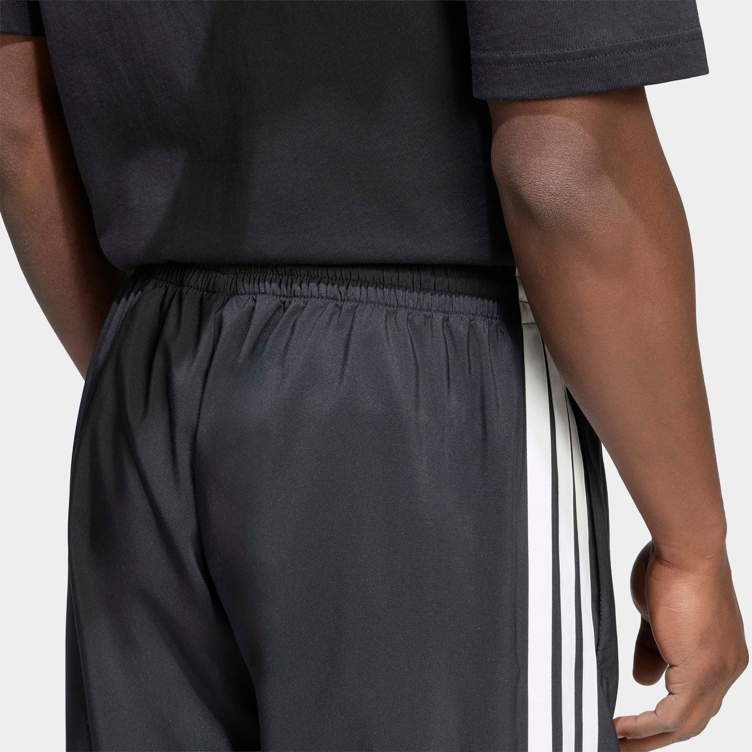 adidas Sportswear Pantalon de sport »ESSENTIALS 3-STREIFEN STANFORD LITE WOVEN TAPERED OPEN HEM«