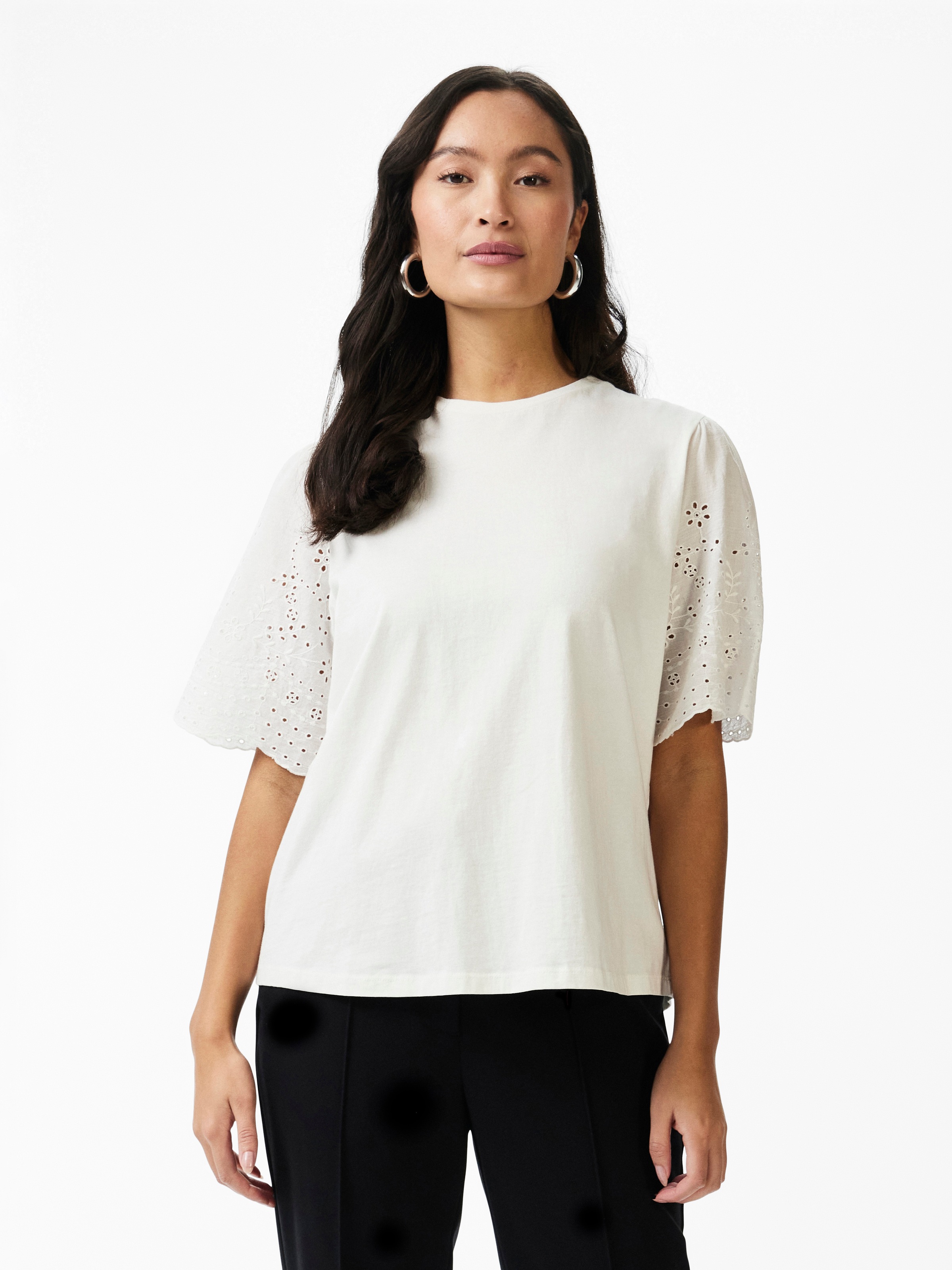 Image of Y.A.S Kurzarmshirt "YASLEX SS TOP W. EMB SLEEVES S. NOOS" mit Lochstickerei