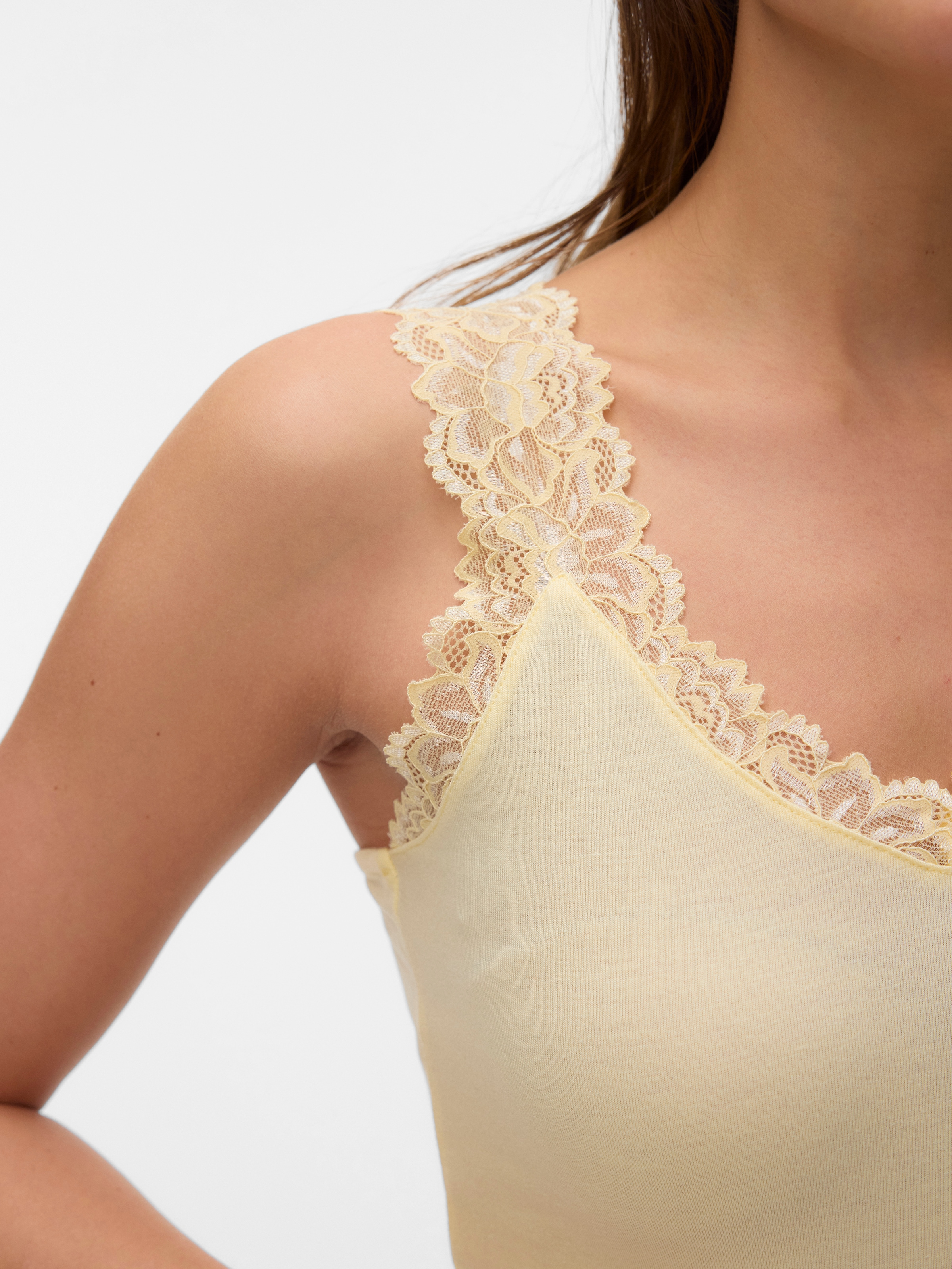 Vero Moda Trägertop »VMROSA SL TOP JRS NOOS« Viskosemischung, Spitzen Detail