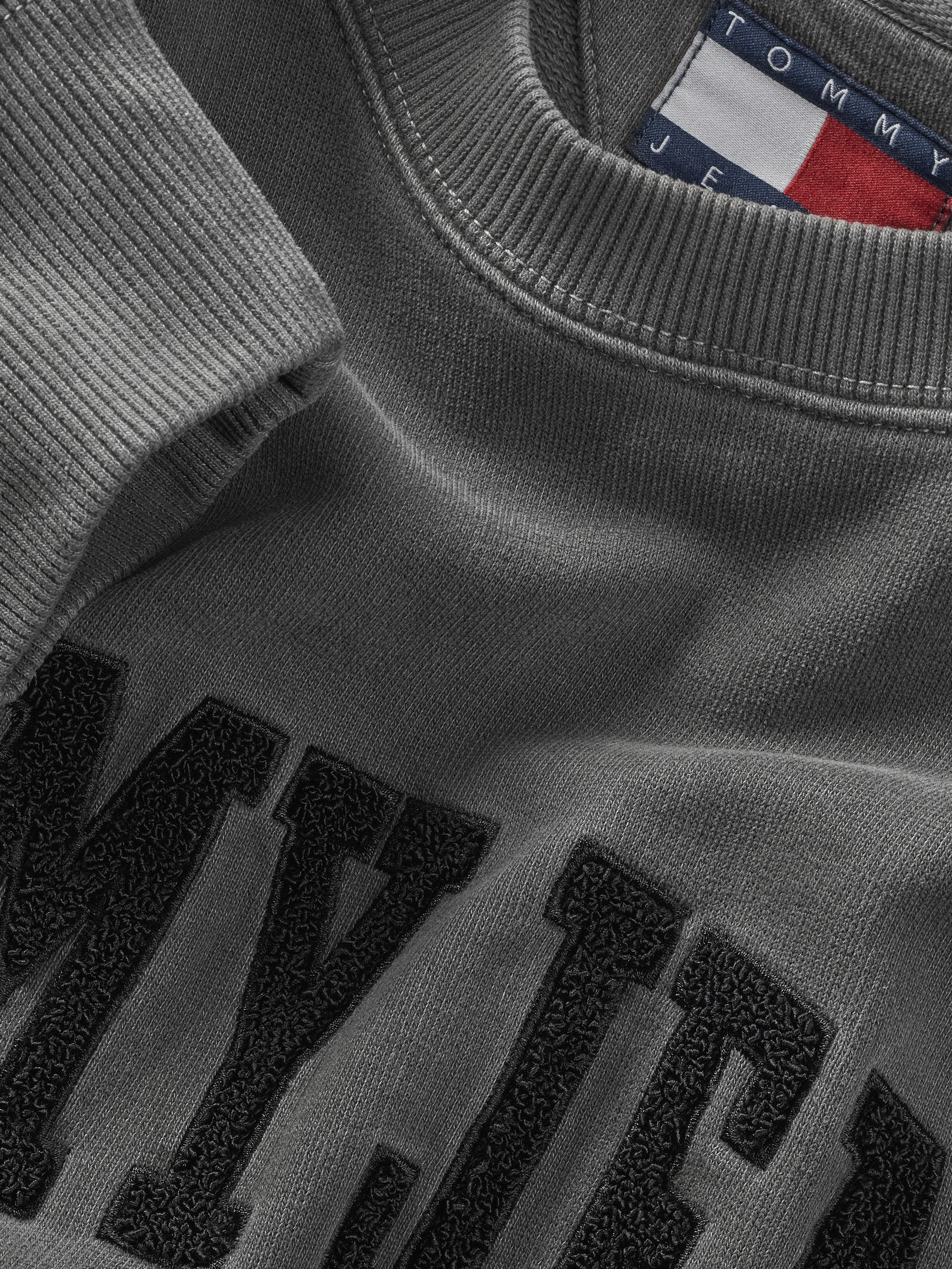 Tommy Jeans Sweatshirt »TJM RLX VINTAGE VARSITY CREW«, mit grossem Logo