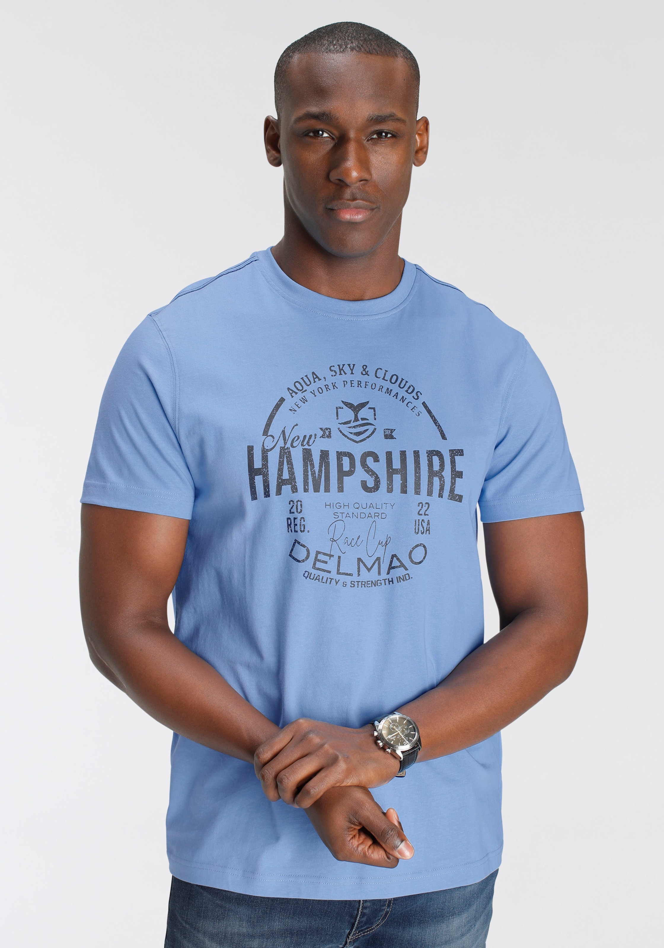 Image of DELMAO T-Shirt Kurzarm, lässige Passform, mit peppigem Print, aus Baumwolle