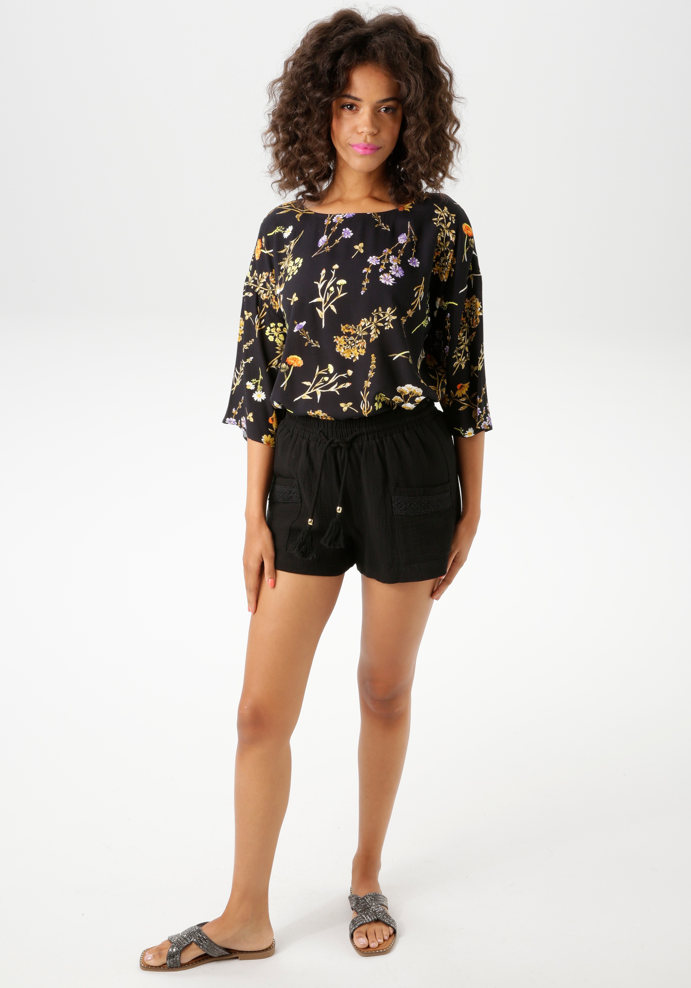 Aniston CASUAL Shorts, mit Häkel-Applikationen verziert