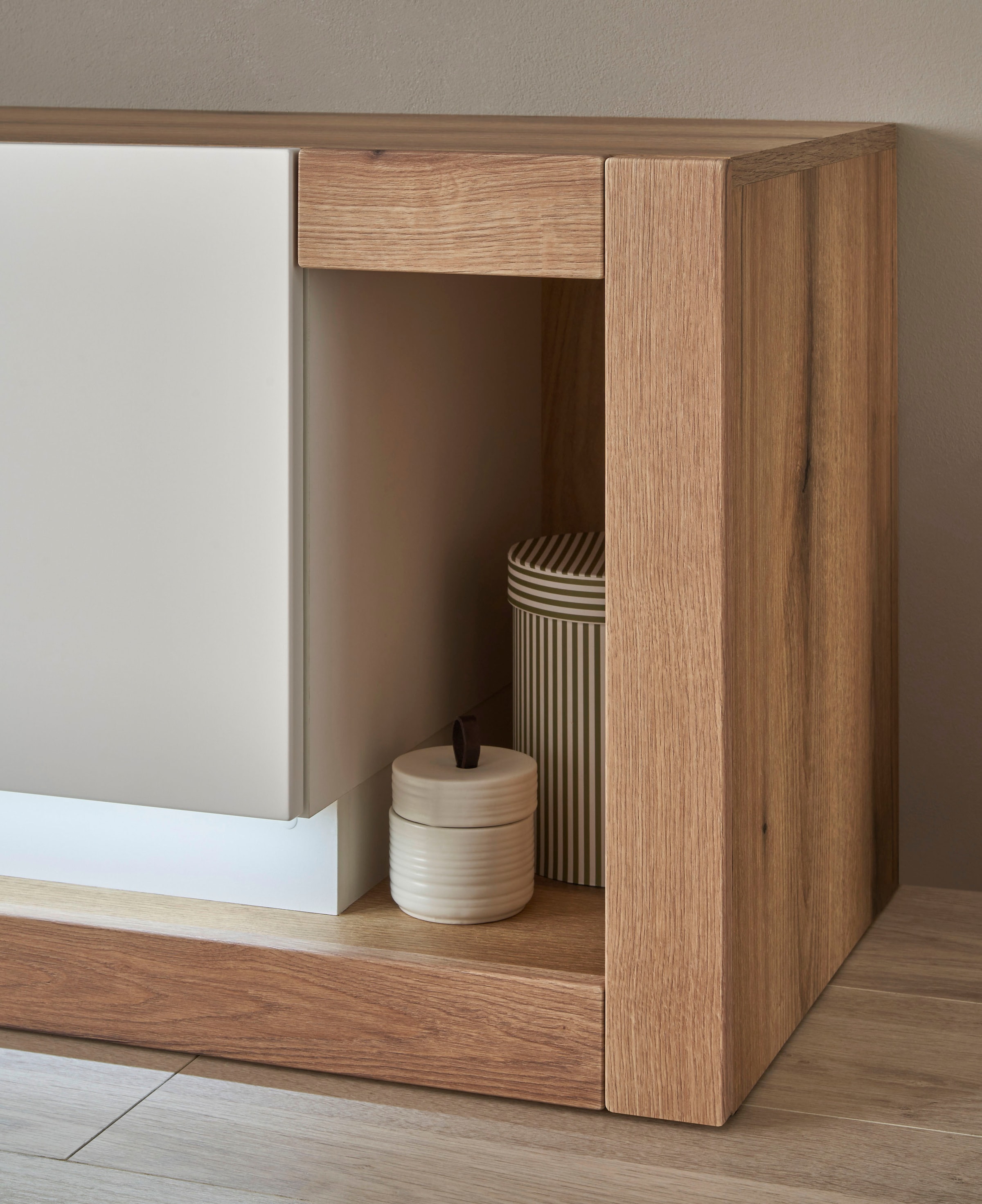 INOSIGN Lowboard »Brixen, moderner TV-Schrank, Kommode in Eiche Evoke Dekor mit Weiss«, Metallgriffe, ausreichend Stauraum, vielseitig einsetzbar