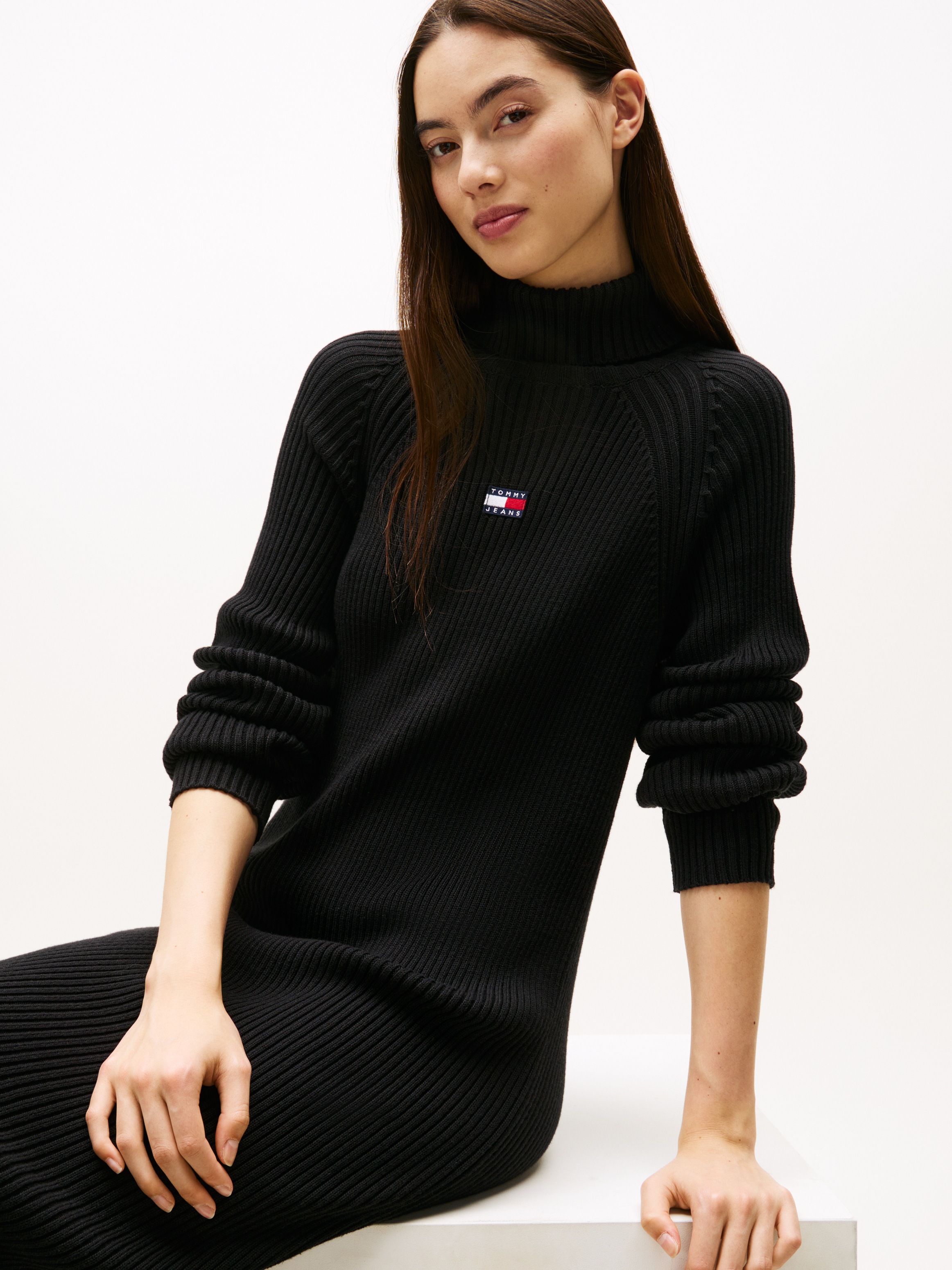 Tommy Jeans Strickkleid »TJW MOCKNECK BADGE SWEATER DRESS«