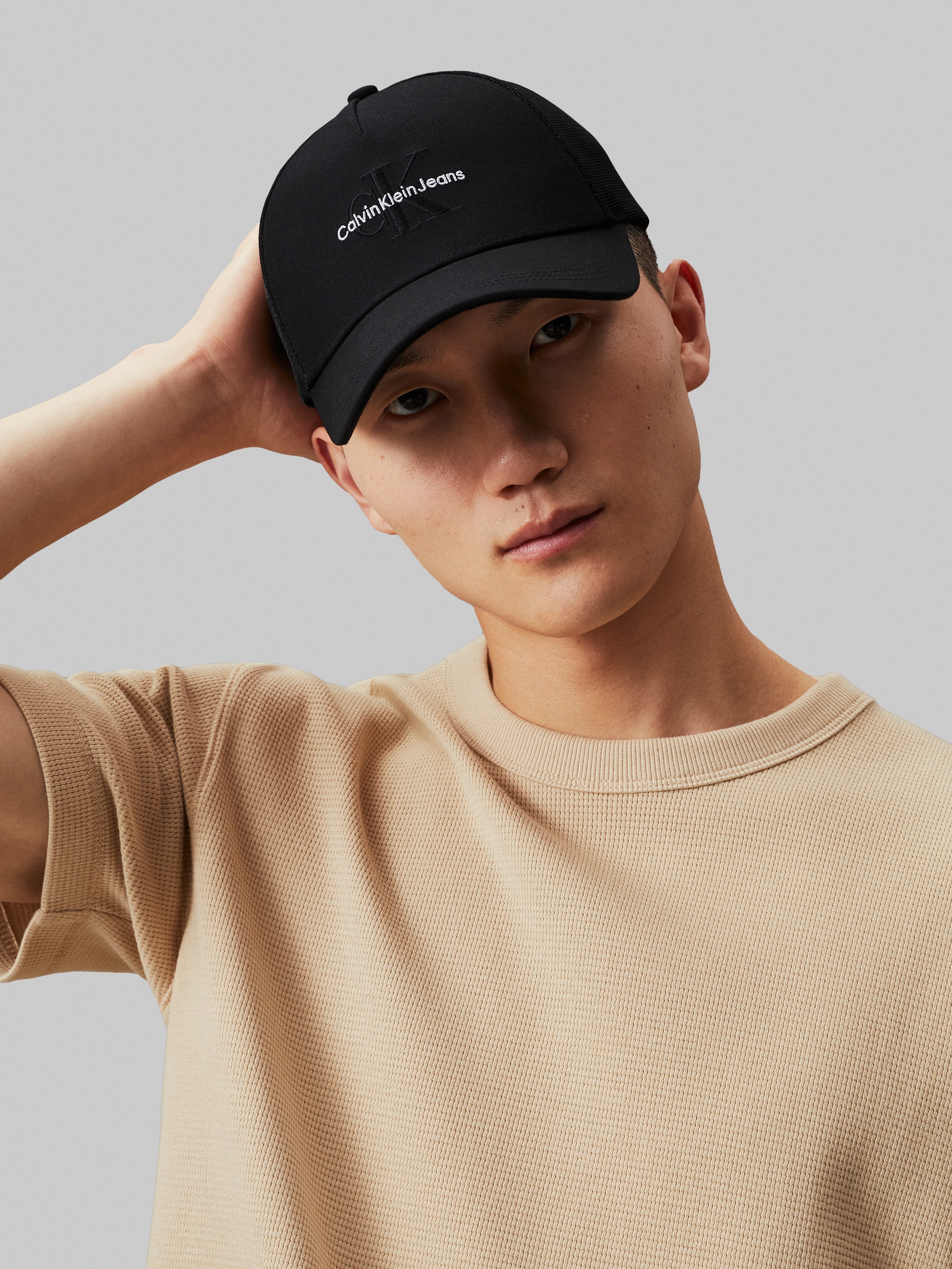 Calvin Klein Jeans Trucker Cap »MONO LOGO EMBRO TRUCKER HAT«, mit Netz-Einsatz