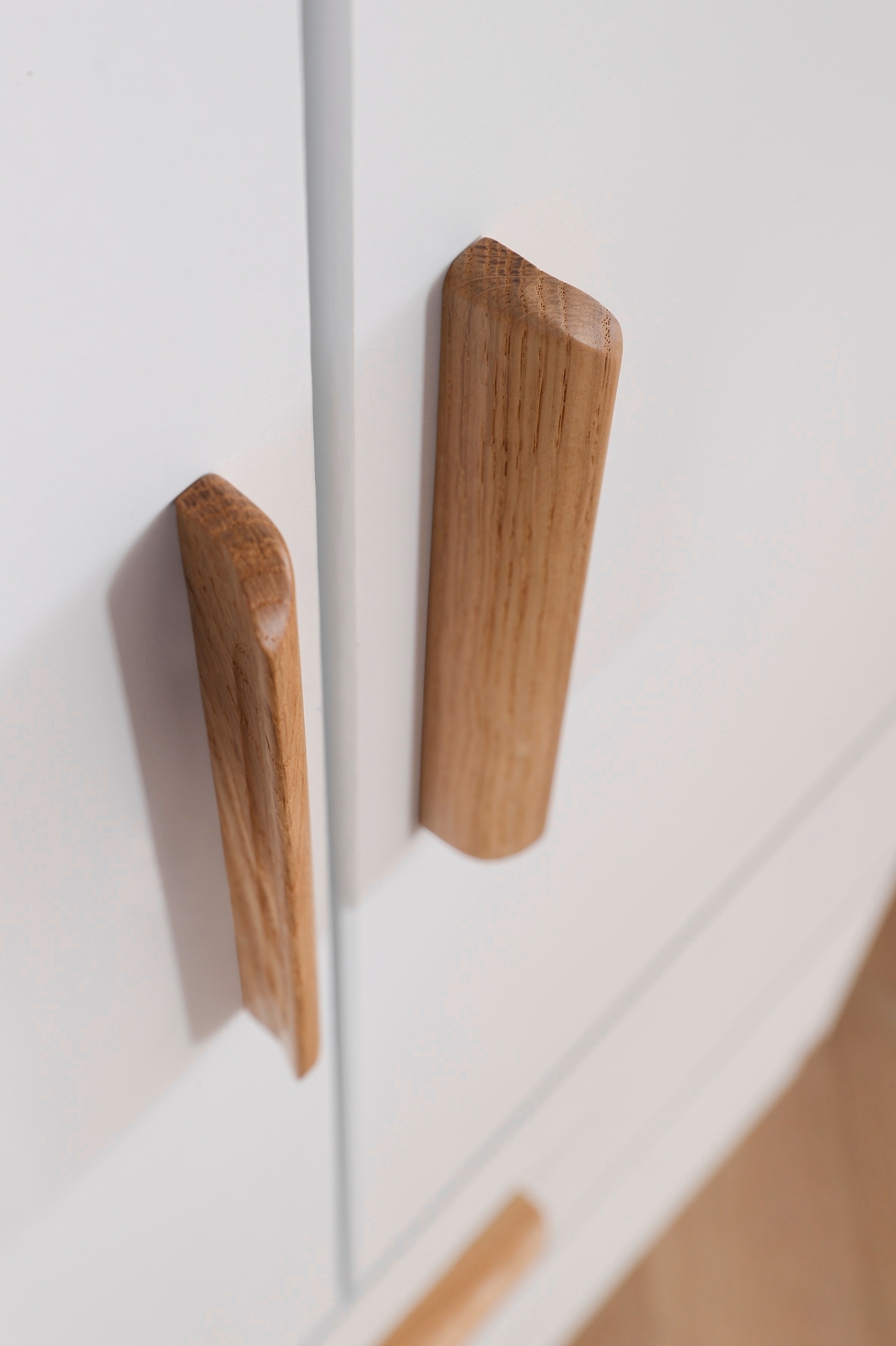 rauch Kleiderschrank »Drehtürenschrank Schrank Garderobe Ankleide SKANDI BY QUADRA SPIN« Breiten: 181/226/271 cm, Höhe 210 cm,  im Landhaus-Stil mit Massivholzgriffen aus Wildeiche, mit Schubladen