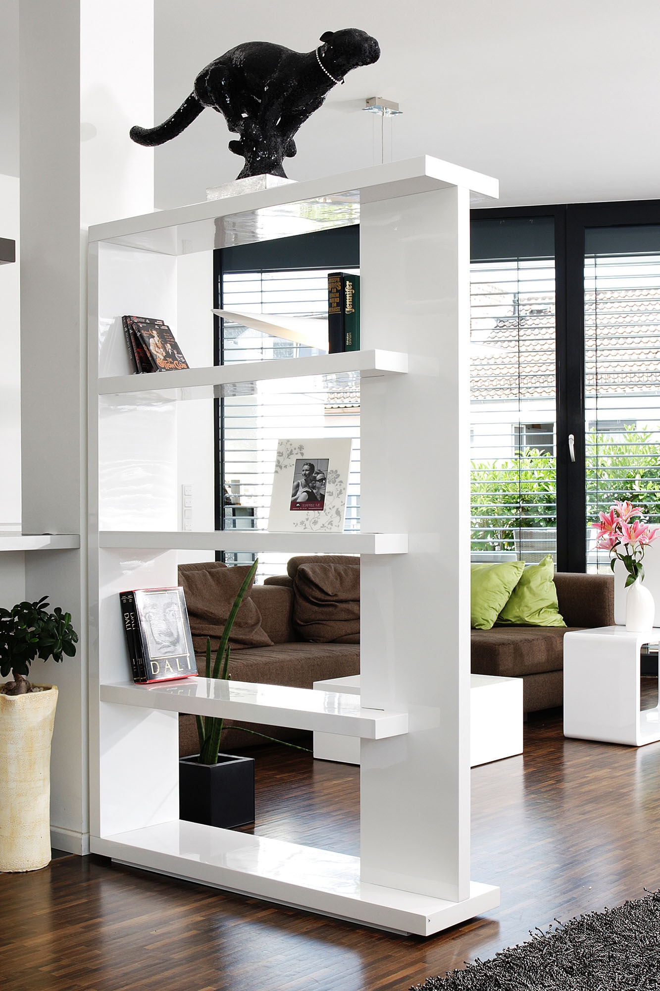 Image of SalesFever Raumteilerregal "Levanto Regal mit Stil" Ultramoderner Raumteiler-Regal: Hochglanz-Optik mit 4 Ablageböden