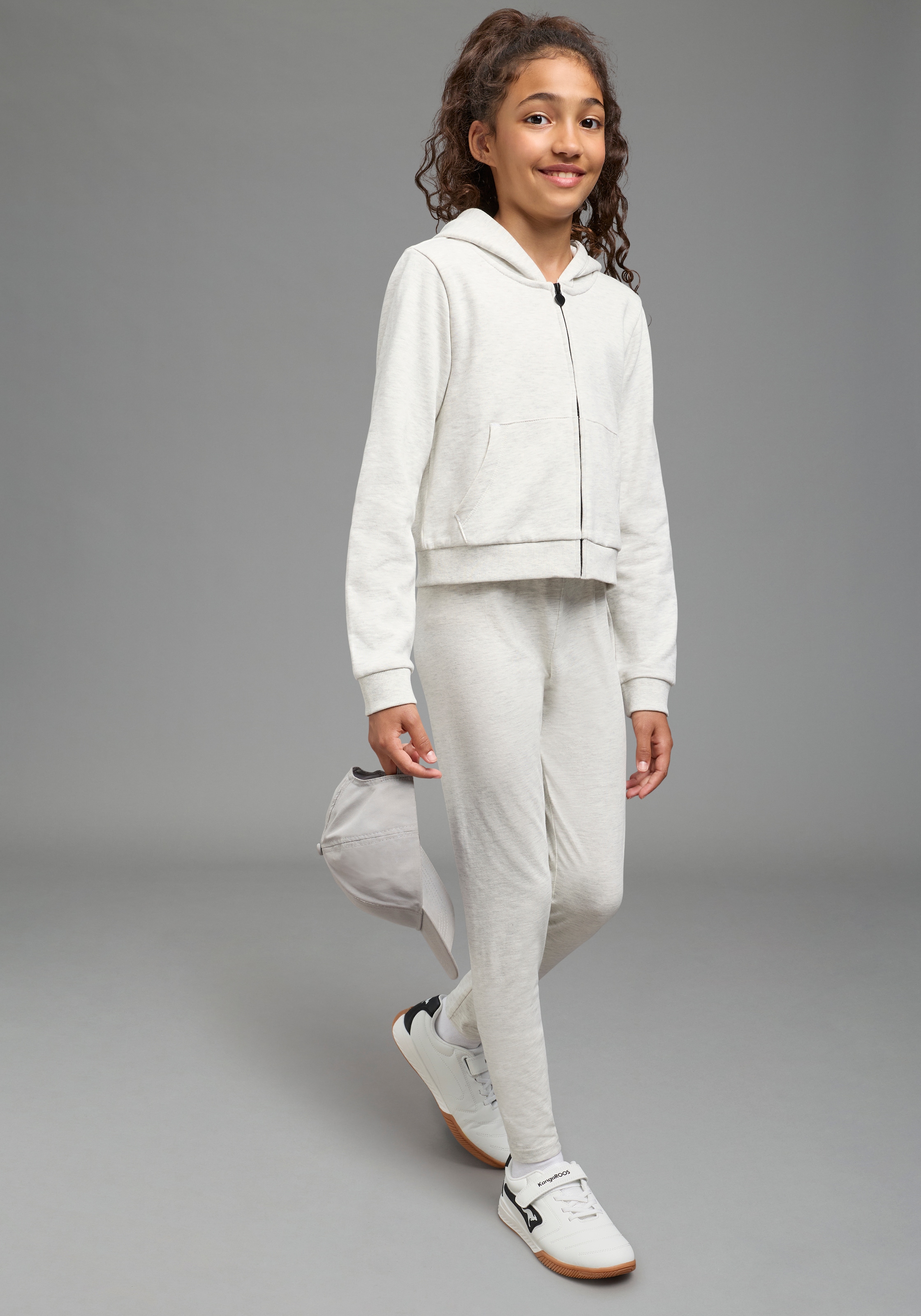 H.I.S Sweat à capuche »Kurzgeschnittene Sweatjacke mit H.I.S Logoprint für Mädchen« pour adolescents. Veste sweat courte à la mode avec fermeture éclair