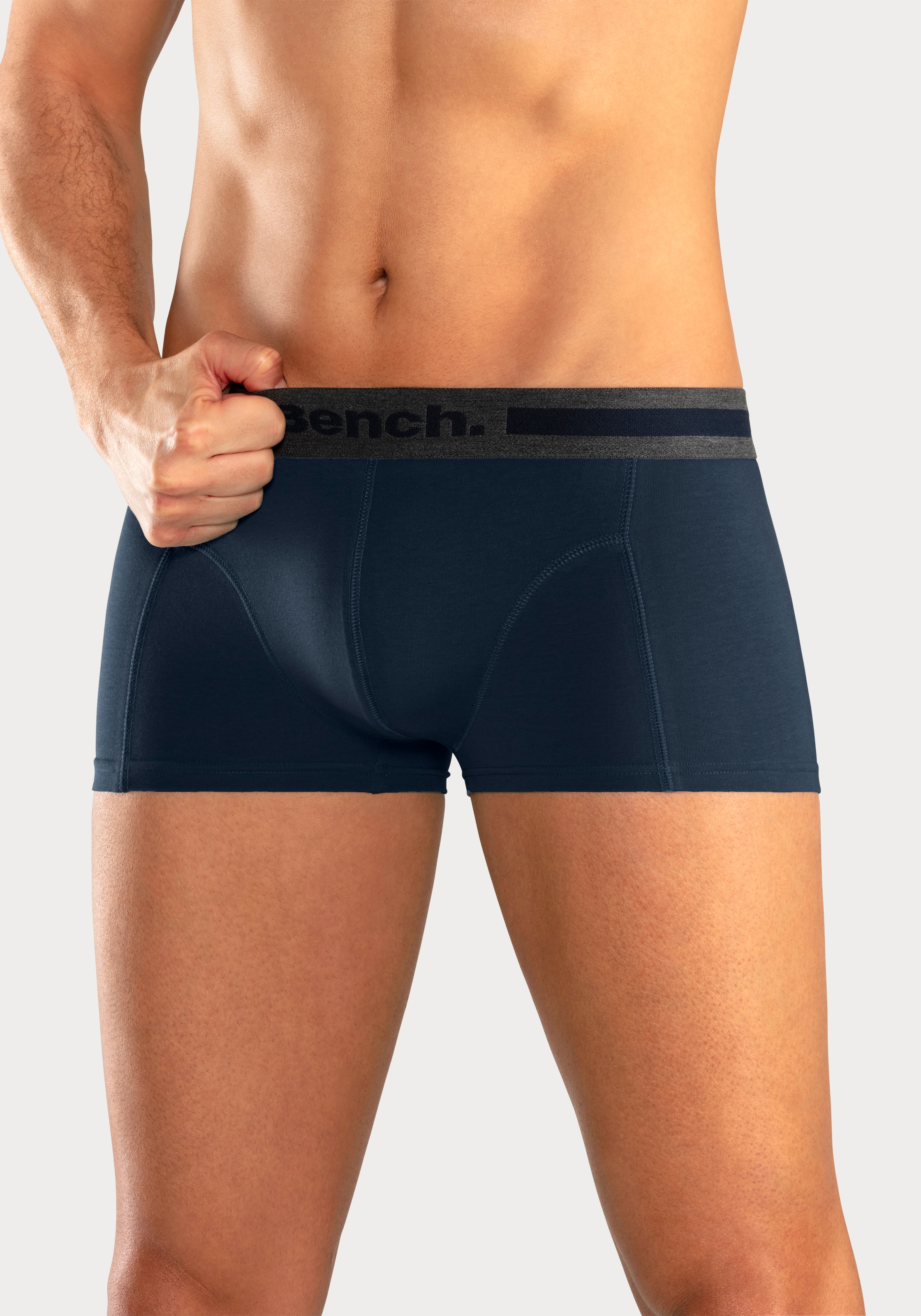 Bench. Boxershorts, (Packung, 4 St.), in Hipster-Form mit Overlock-Nähten vorn