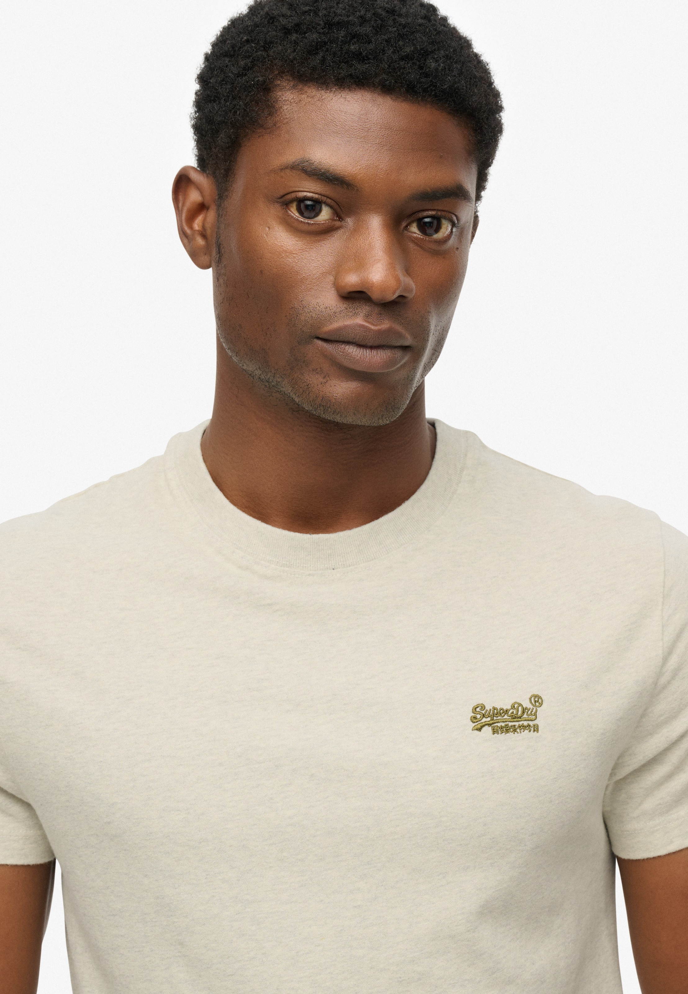 Superdry Rundhalsshirt »ESSENTIAL LOGO EMB TEE« aus Baumwolle und Single Jersey, Slim Fit, Kurzarm, hüftlang