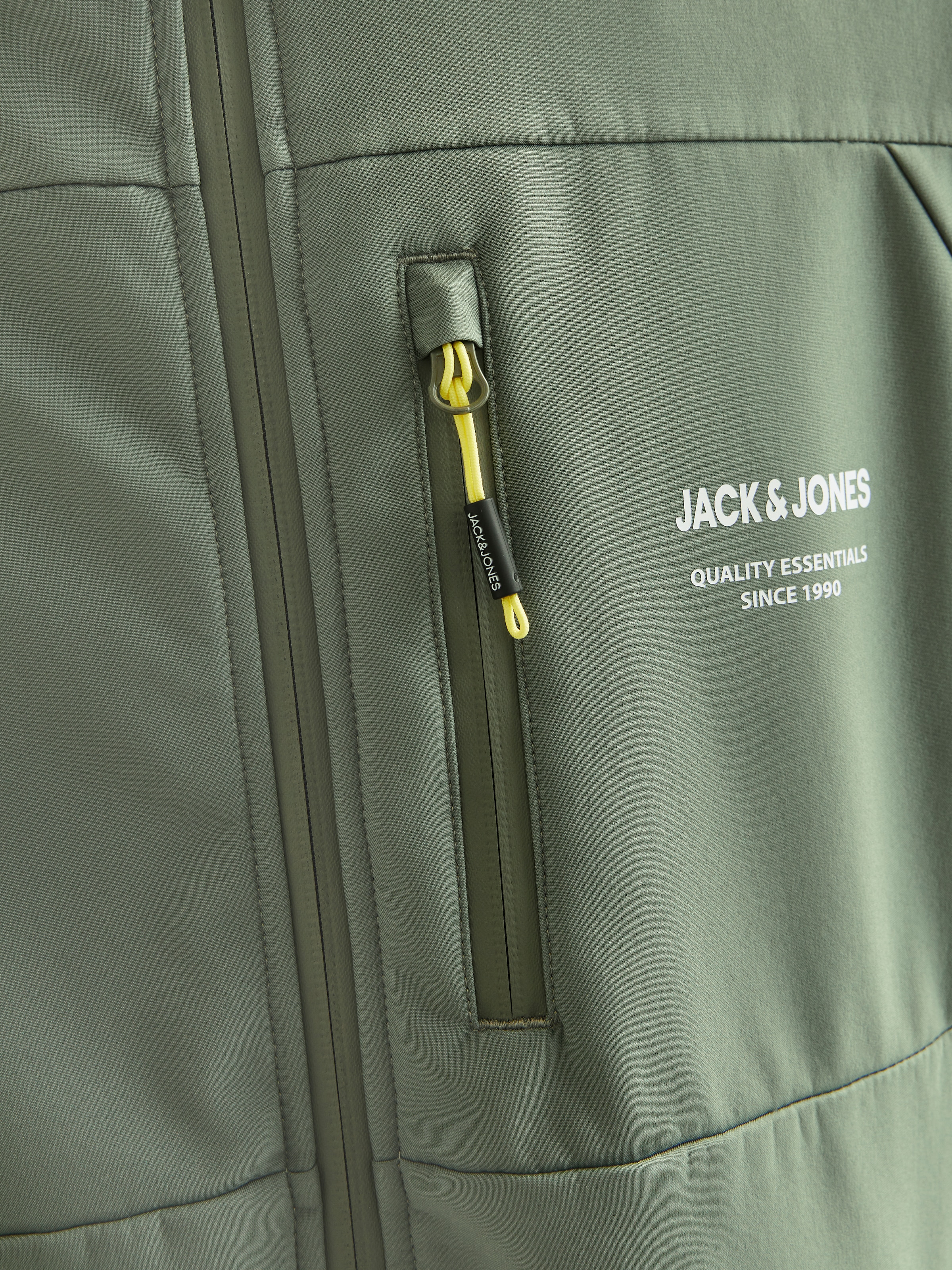 Jack & Jones Softshelljacke »JJTHEO SOFTSHELL JACKET«, mit Kapuze