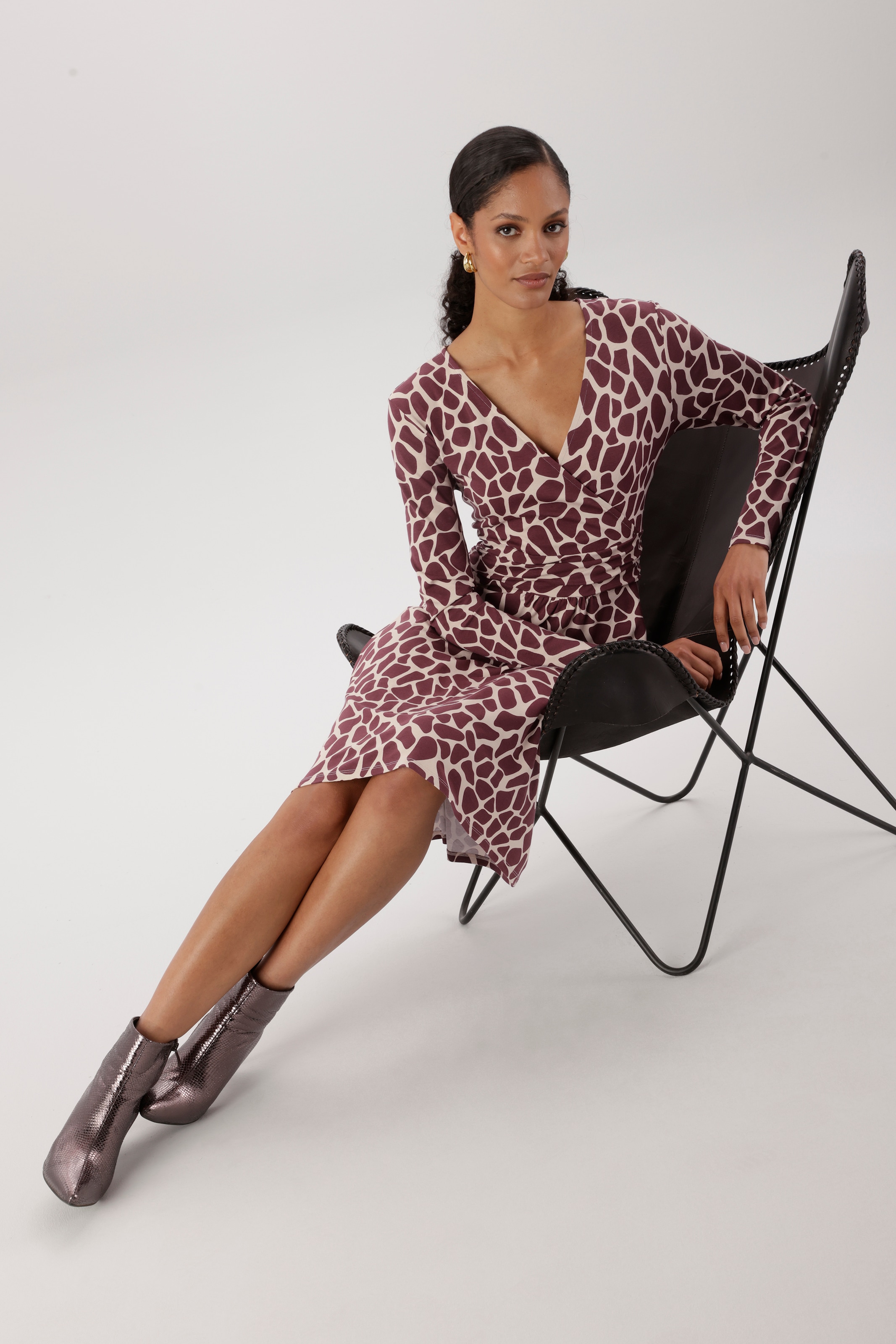 Aniston SELECTED Robe en jersey avec imprimé animalier coloré