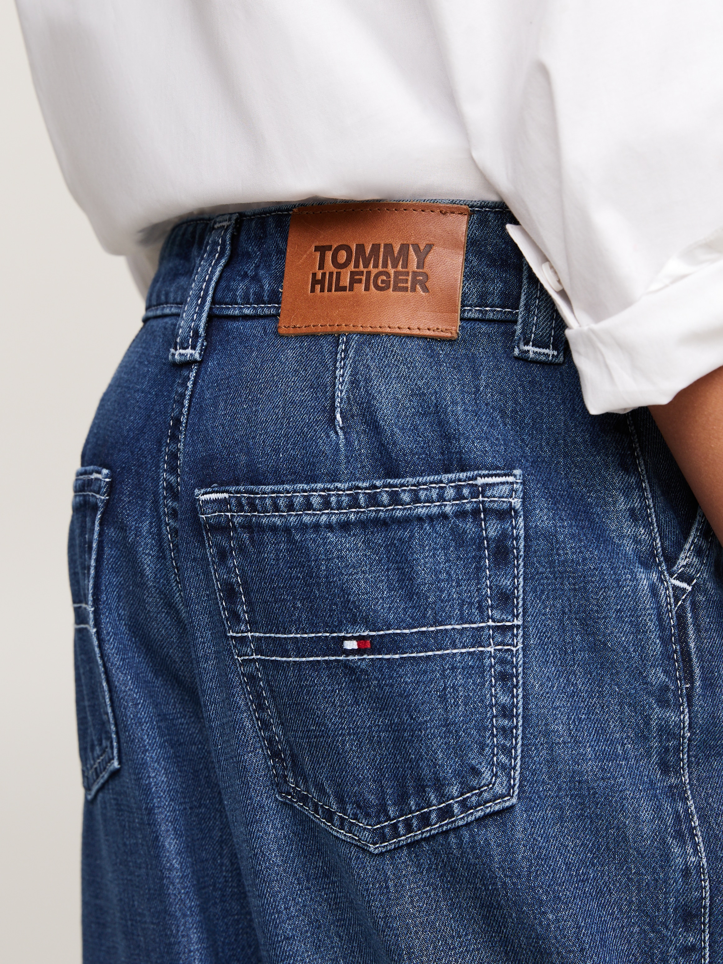 Tommy Hilfiger Weite Jeans »MABEL PLEATS MID BLUE WASH«, in mittelblauer Waschung, mit Logo-Badge