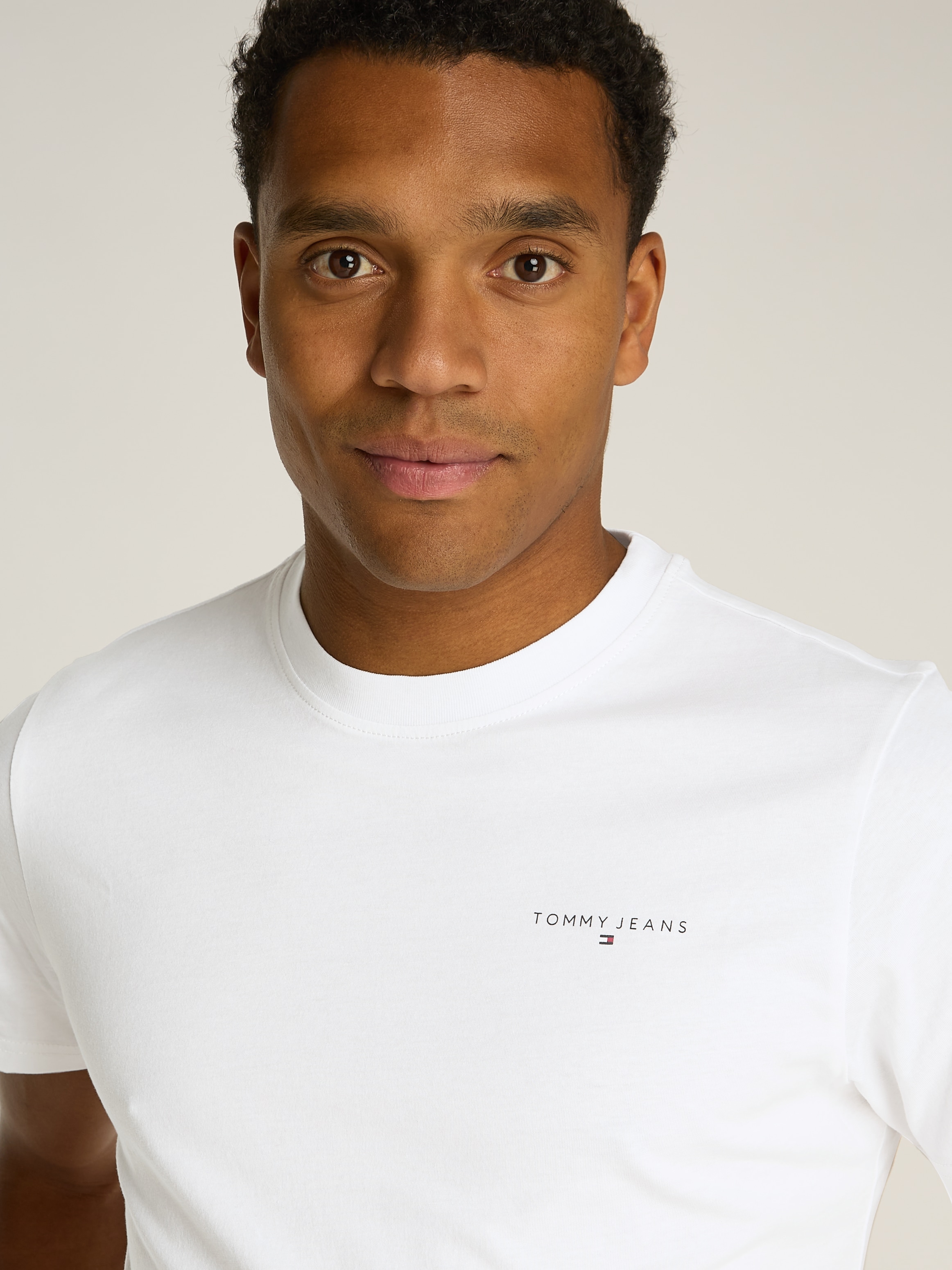 Tommy Jeans T-Shirt »TJM SLIM LINEAR CHEST TEE EXT«, mit Logoschriftzug