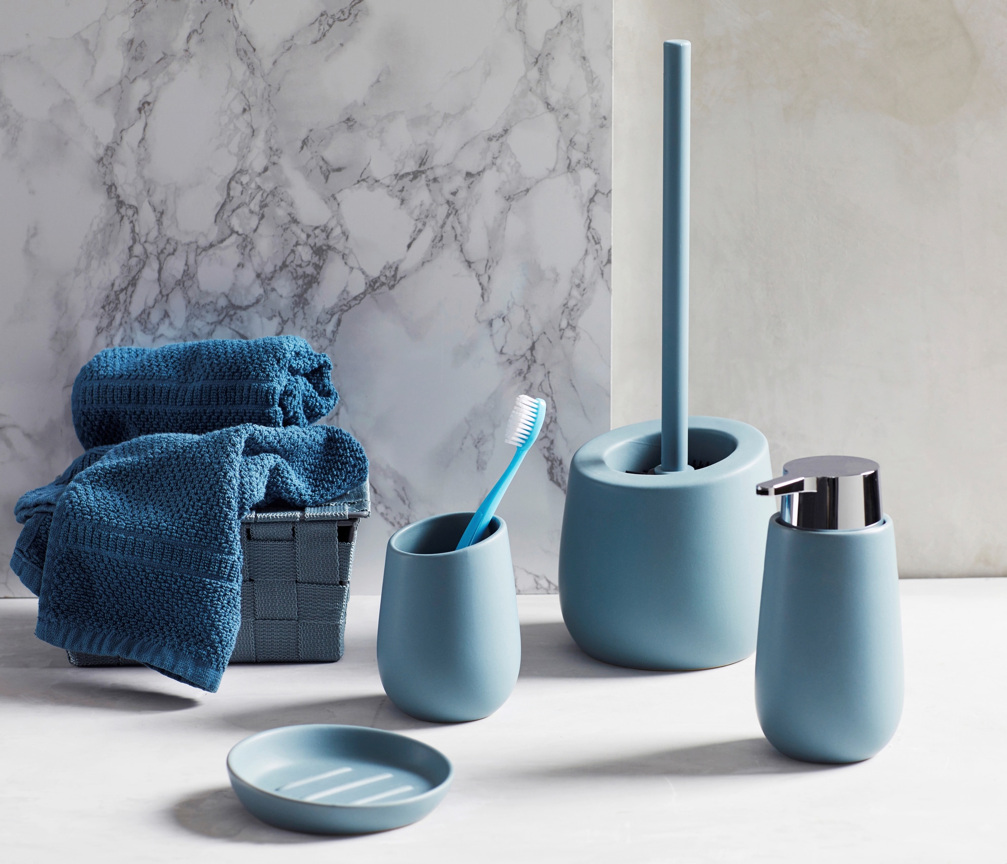 Entdecke WENKO WC-Garnitur »Badi«, 1 St., aus Keramik, Keramik auf | Toilettenbürstenhalter