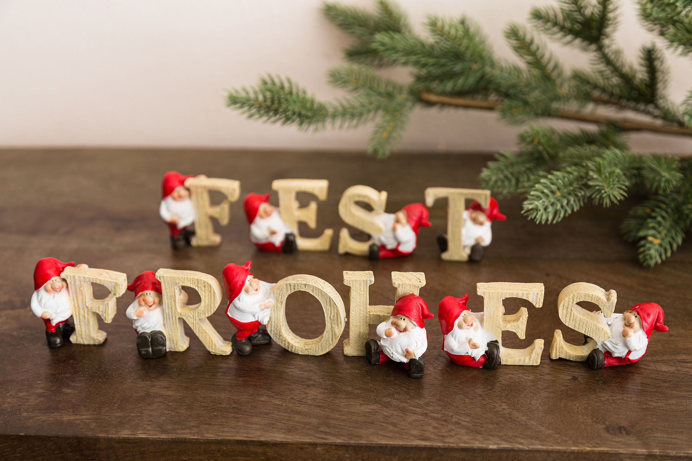 Myflair Möbel & Accessoires Deko-Schriftzug »Weihnachtsdeko« " Frohes Fest", mit kleinen Weihnachtswichteln