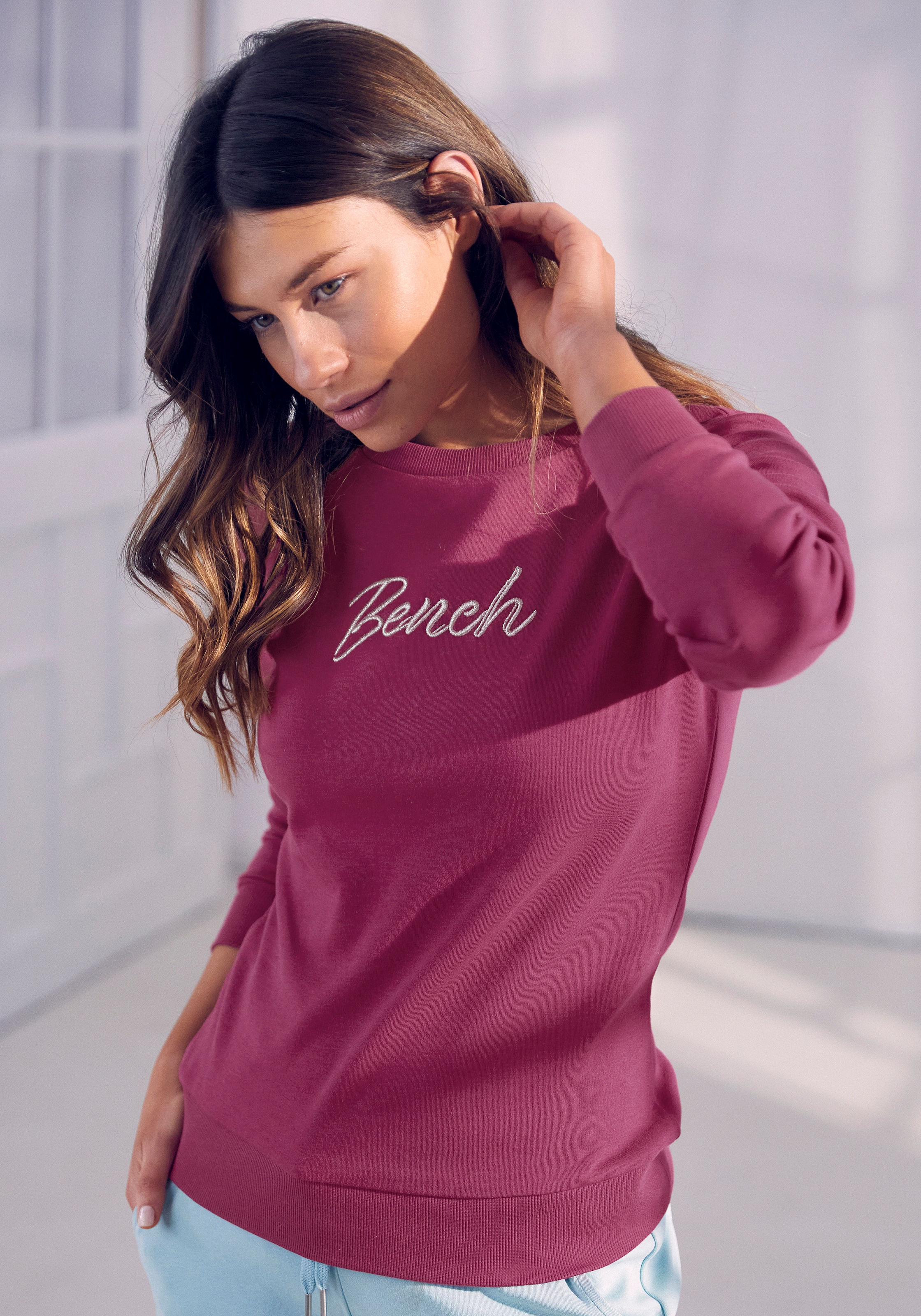 ♕ Bench. Logostickerei, mit Sweatshirt, Loungeanzug Loungewear, glänzender Loungewear versandkostenfrei bestellen