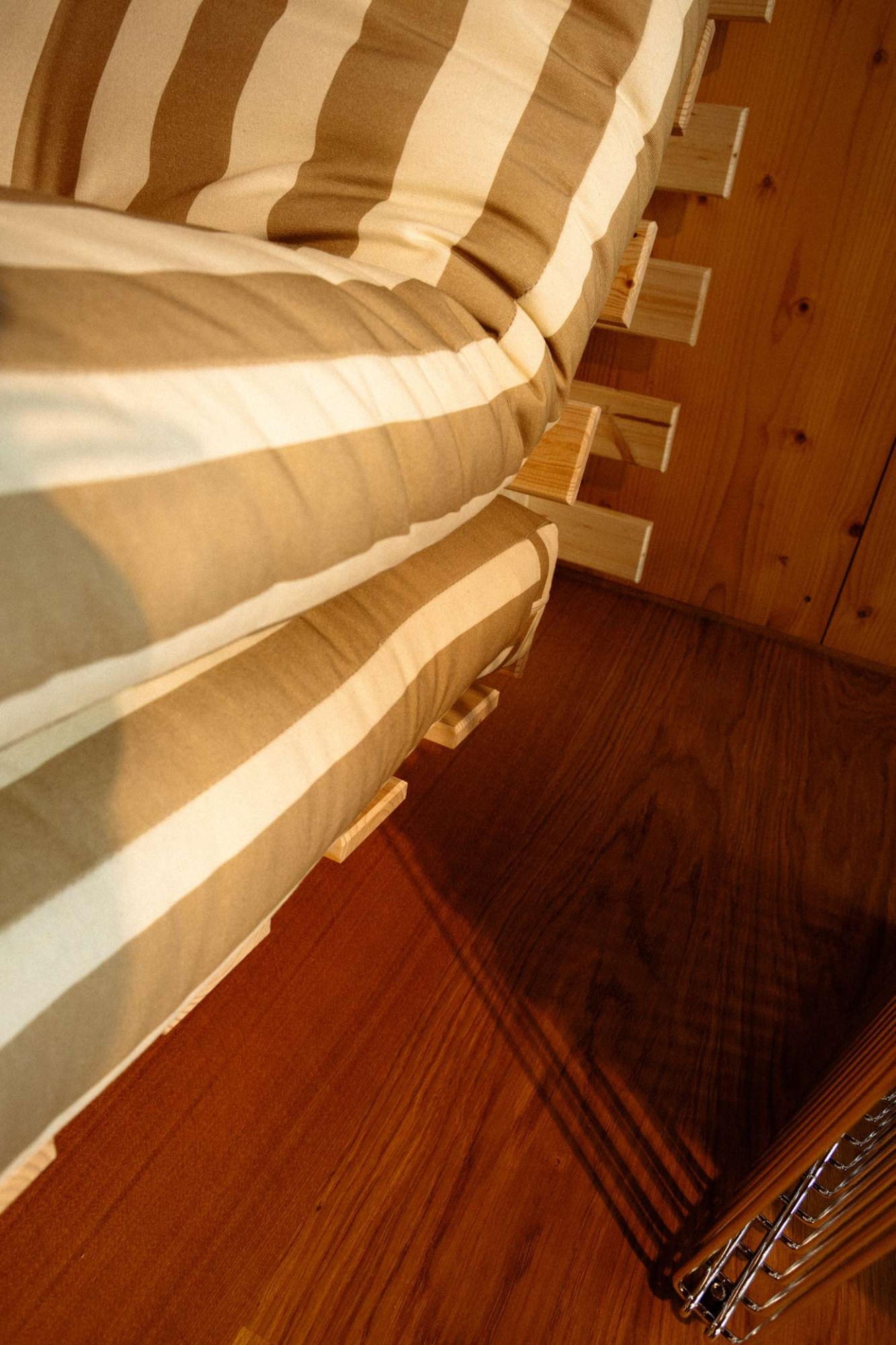 Karup Design Lit de jour »Roots Sofa Bed, Schlafsofa, Bettfunktion, FSC®-Massivholz, B: 90 cm« Incl. matelas futon. Fabriqué en Europe, design minimaliste