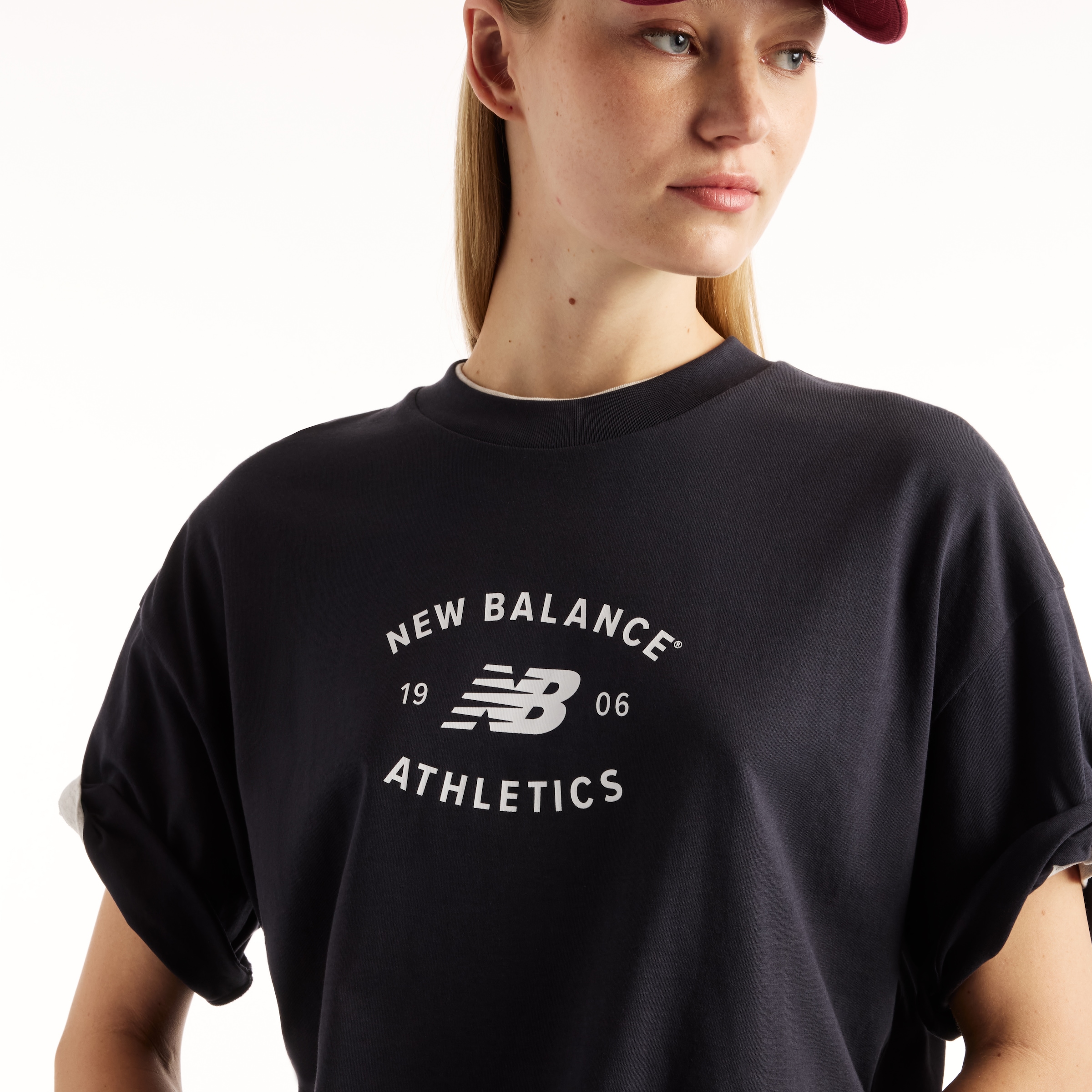 New Balance »REIMAGINED OVERSIZED T-SHIRT« mit moderner Oversized-Passform, aus weichem Baumwolljersey