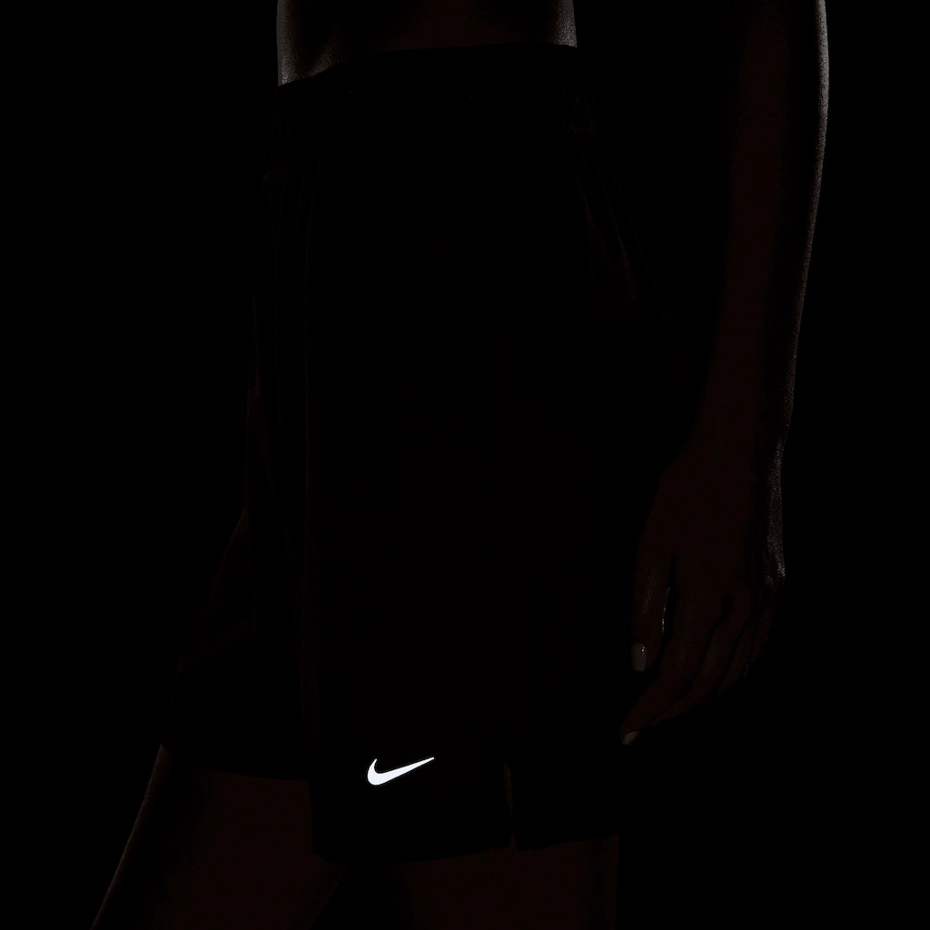 Nike Trainingsshorts »DRI-FIT ATTACK WOMEN'S MID-RISE UNLINED SHORTS«