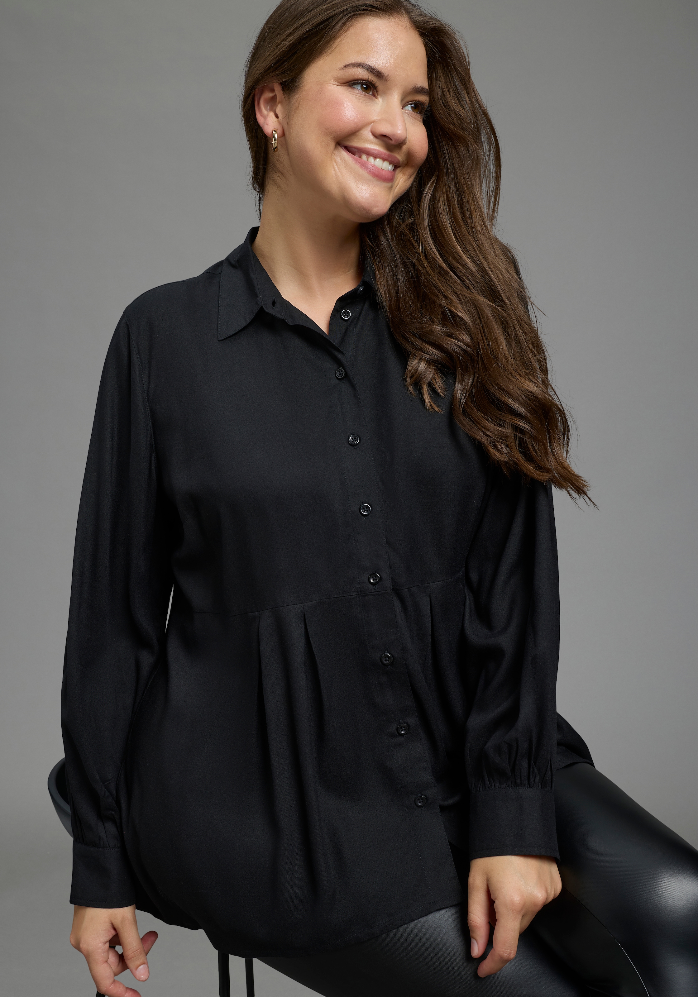 Image of Laura Scott CURVE Longbluse "Grosse Grössen" femininer Stil, aus Viskose, unifarbene Optik, mit Knöpfen