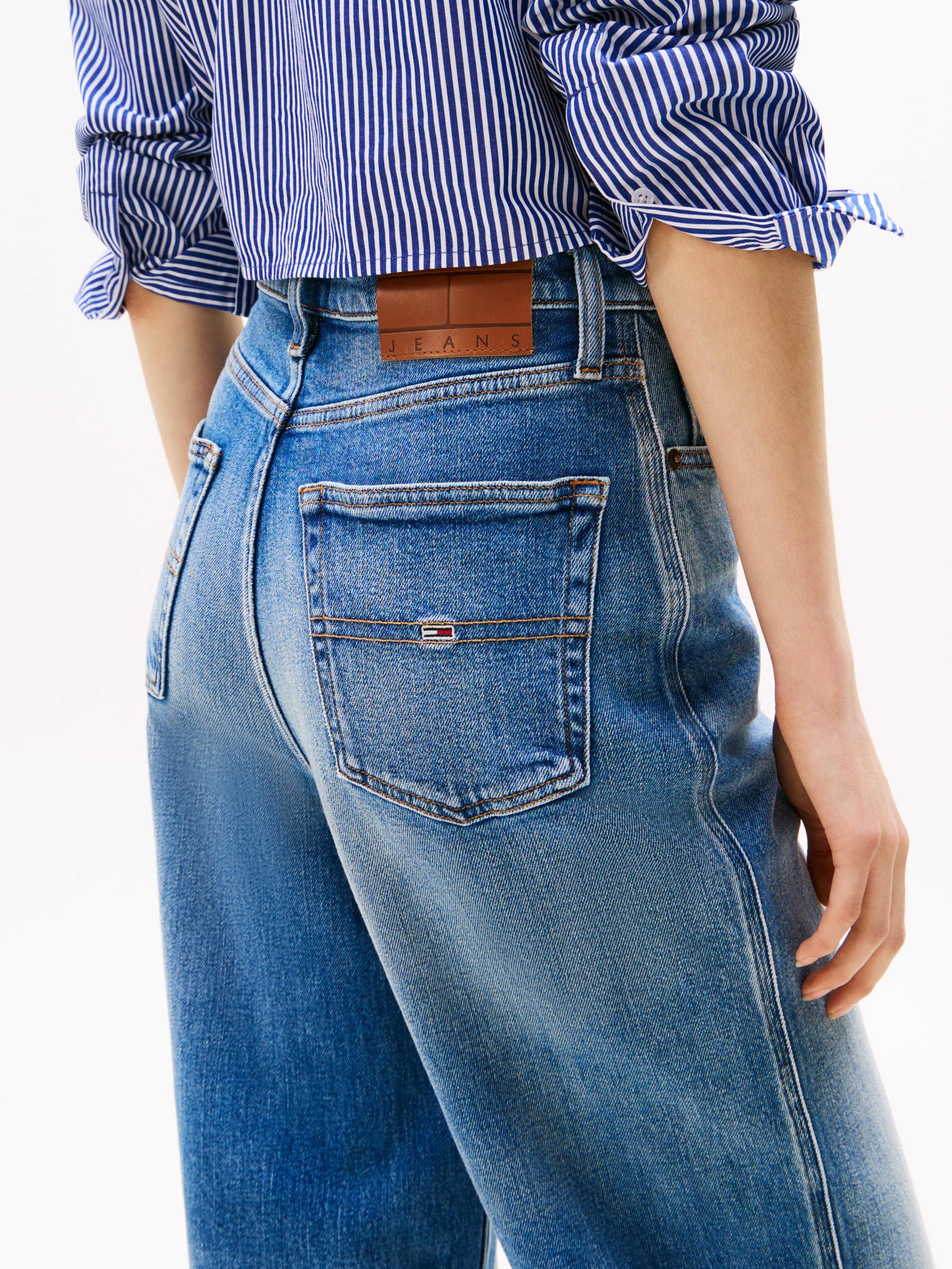 Tommy Jeans Weite Jeans »Claire High Rise« mit Logo-Badge