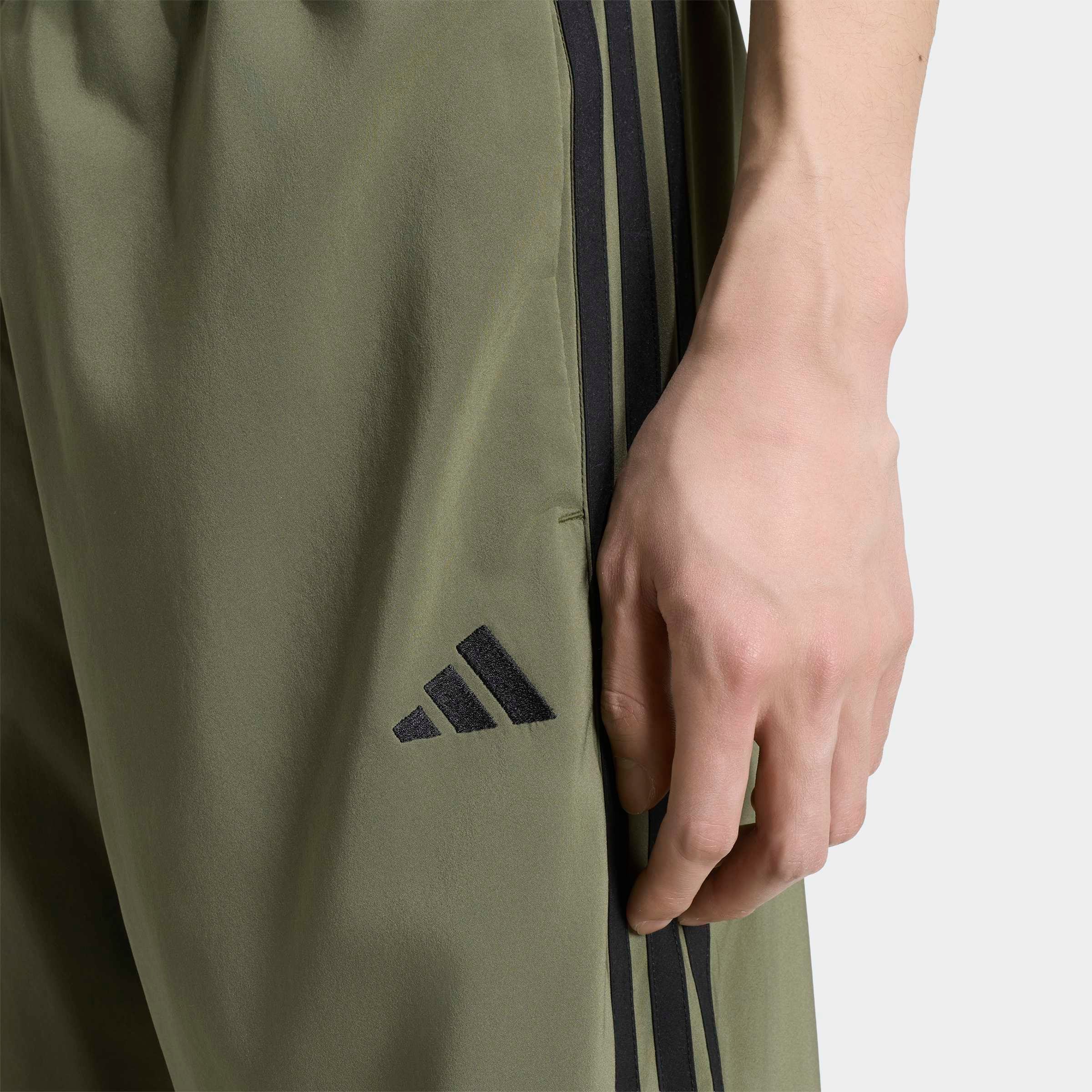 adidas Sportswear Pantalon de sport »ESSENTIALS 3-STREIFEN STANFORD LITE WOVEN TAPERED OPEN HEM«