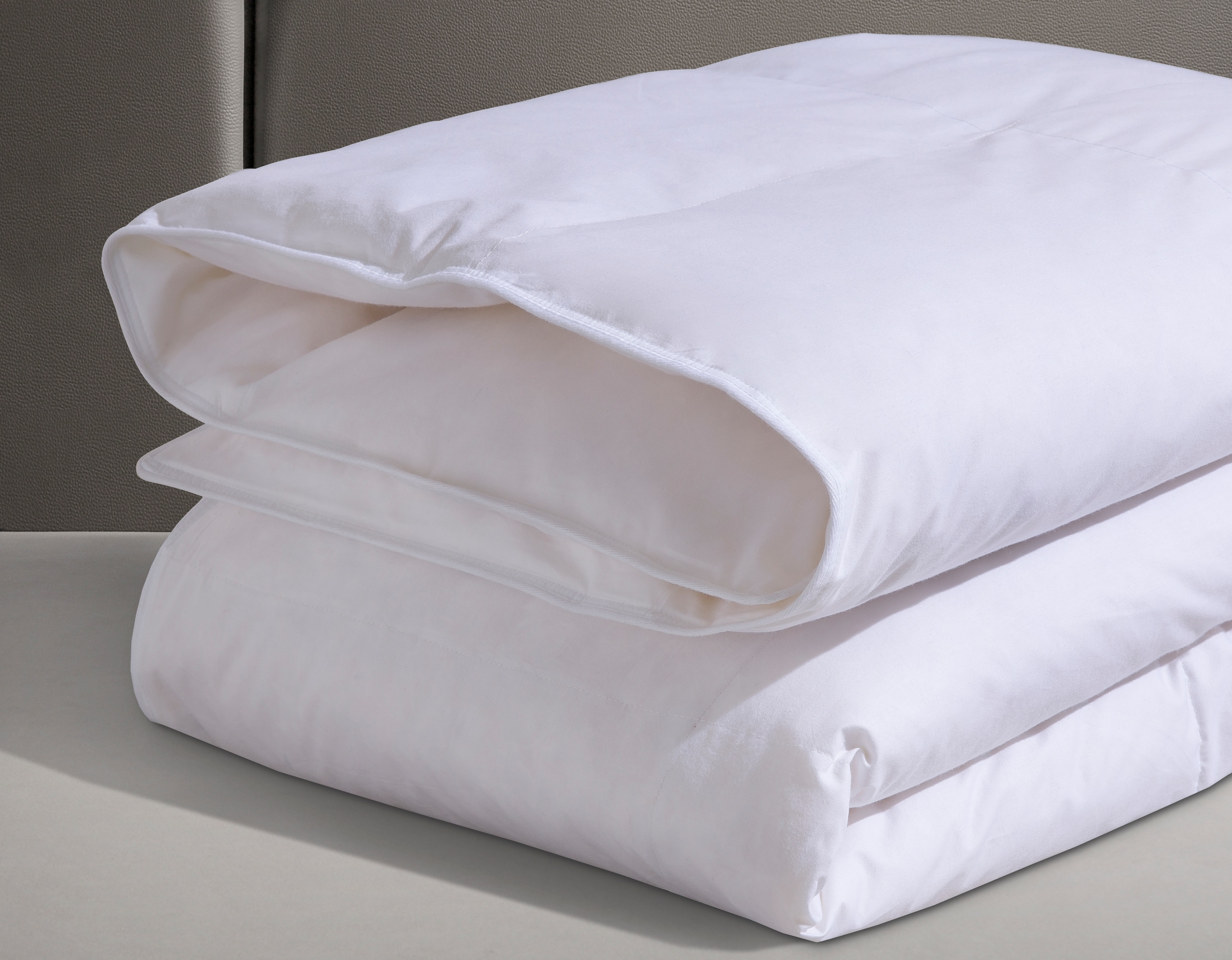 RIBECO Federbettdecke »Laram, Bettdecken für Sommer oder Winter, Made in Germany« leicht Füllung 90 % Federn, 10 % Daunen 1 Stk. tlg. Super Preis-Leistung, Bettdecke 135x200 cm oder 155x220 cm, Decke