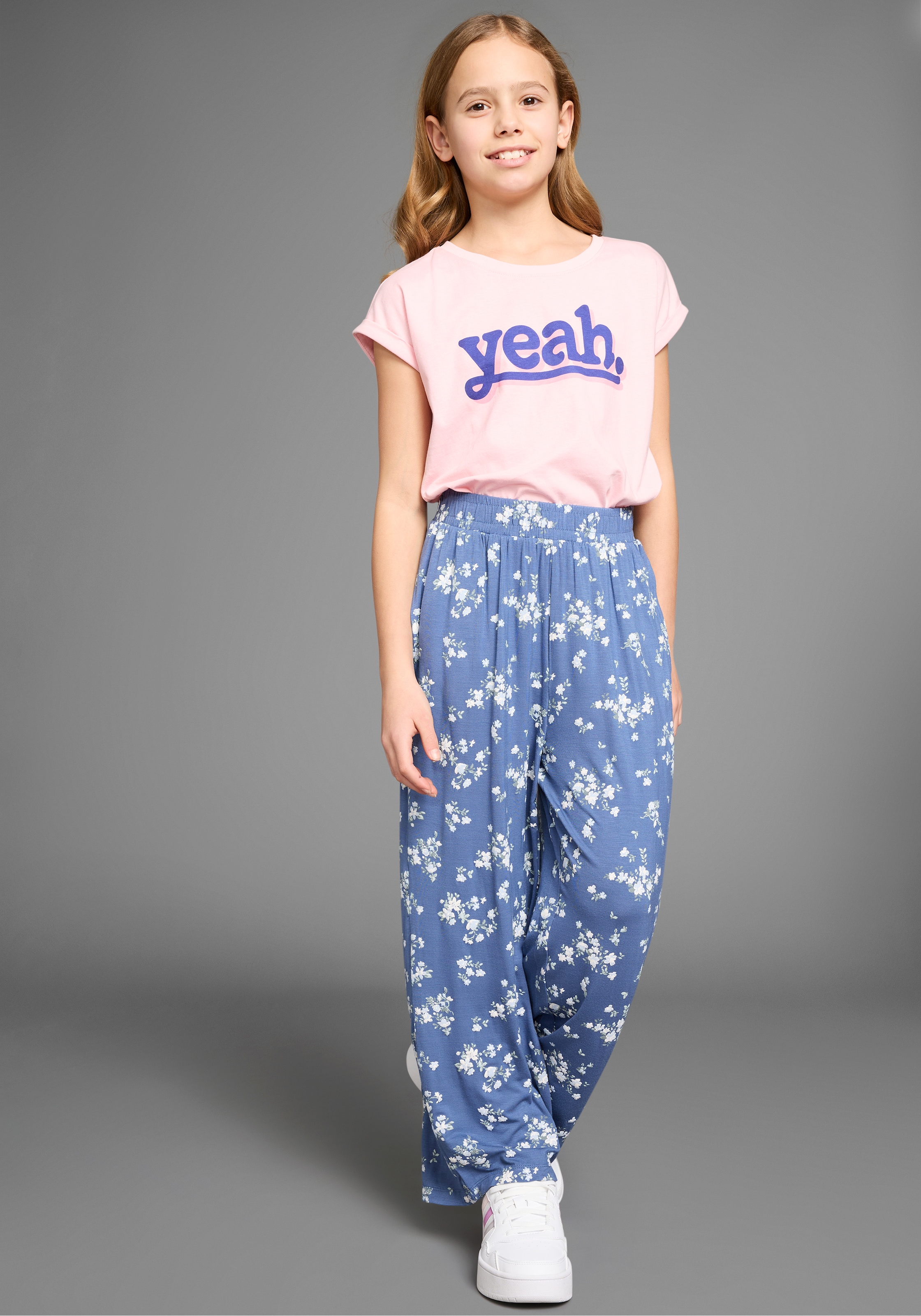 KIDSWORLD Pantalon à enfiler »Viskose-Hose im Blumenmuster«  pantalon tendance à motif floral