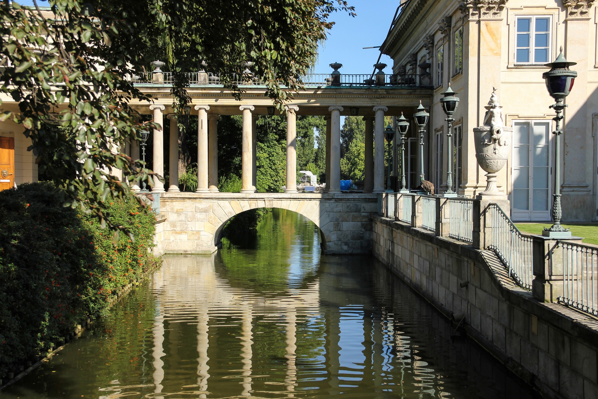 Image of Papermoon Fototapete »ARCHITEKTUR-LAZIENKI PALAST WARSCHAU SÄULE BRÜCKE BAUM«, Vliestapete, hochwertiger Digitaldruck, inklusive Kleister bei Ackermann Versand Schweiz