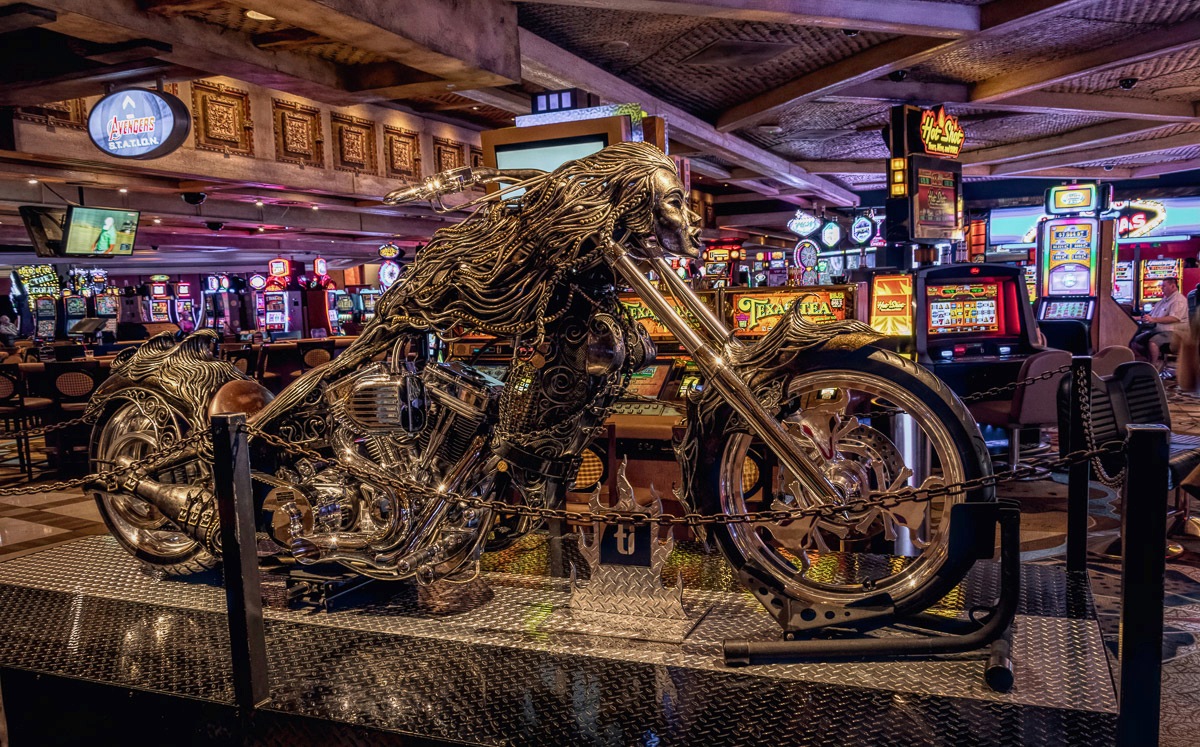 Image of Papermoon Fototapete »OLDTIMER MOTORRAD-TUNING CASINO LAS VEGAS SLOTMASCHINEN«, Vliestapete, hochwertiger Digitaldruck, inklusive Kleister bei Ackermann Versand Schweiz