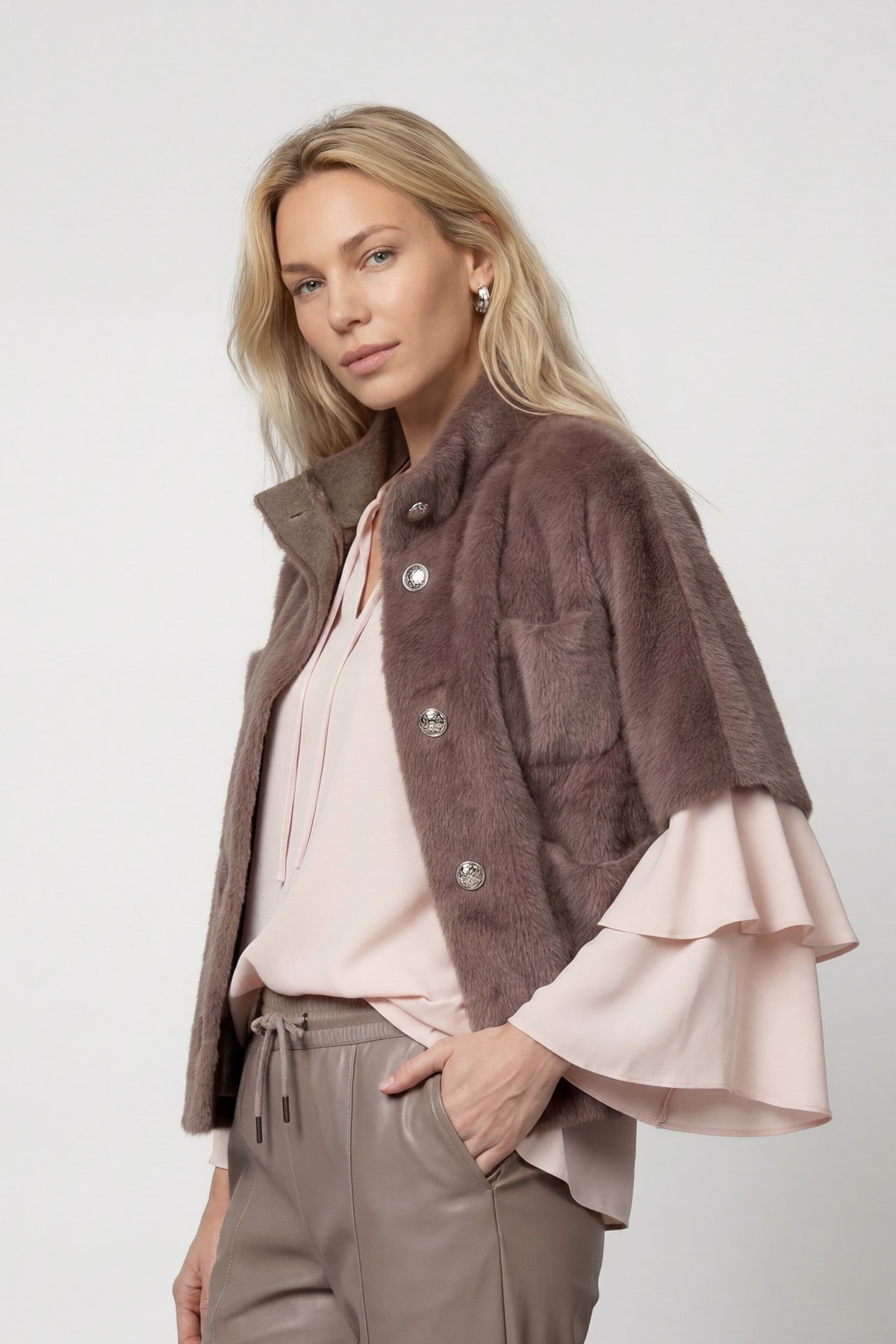 Monari Veste en fausse fourrure »Jacke Cape fake fur« sans capuche coupe régulière avec col montant