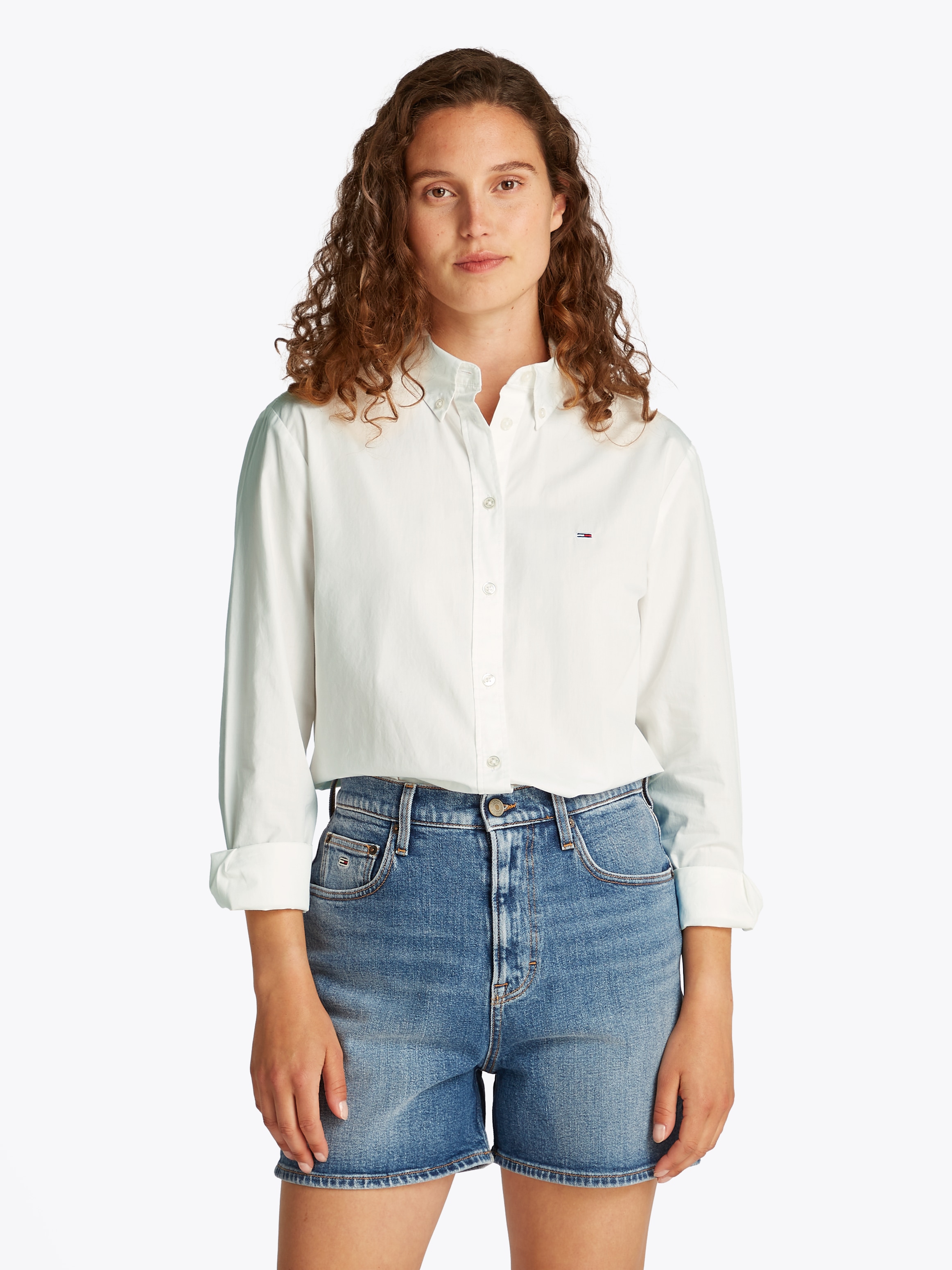 Tommy Jeans Hemdbluse »TJW REG PINSTRIPE POPLIN SHIRT«, mit Nadelstreifen, Logostickerei