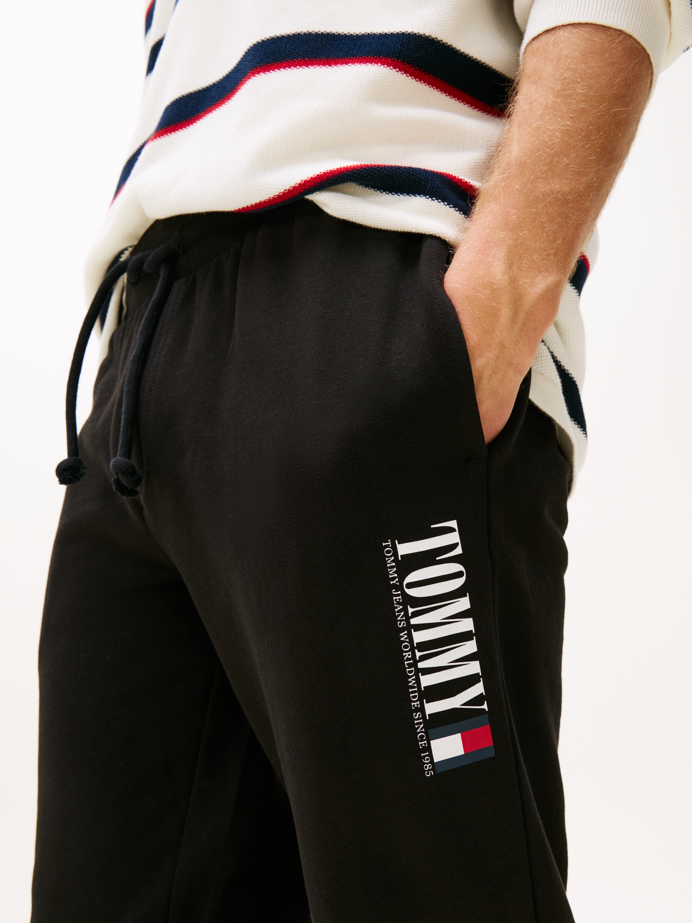 Tommy Jeans Sweathose »TJM SLIM RWB DNA GRAPHIC PANT«, mit elastischem Bund, grosser Logoprint