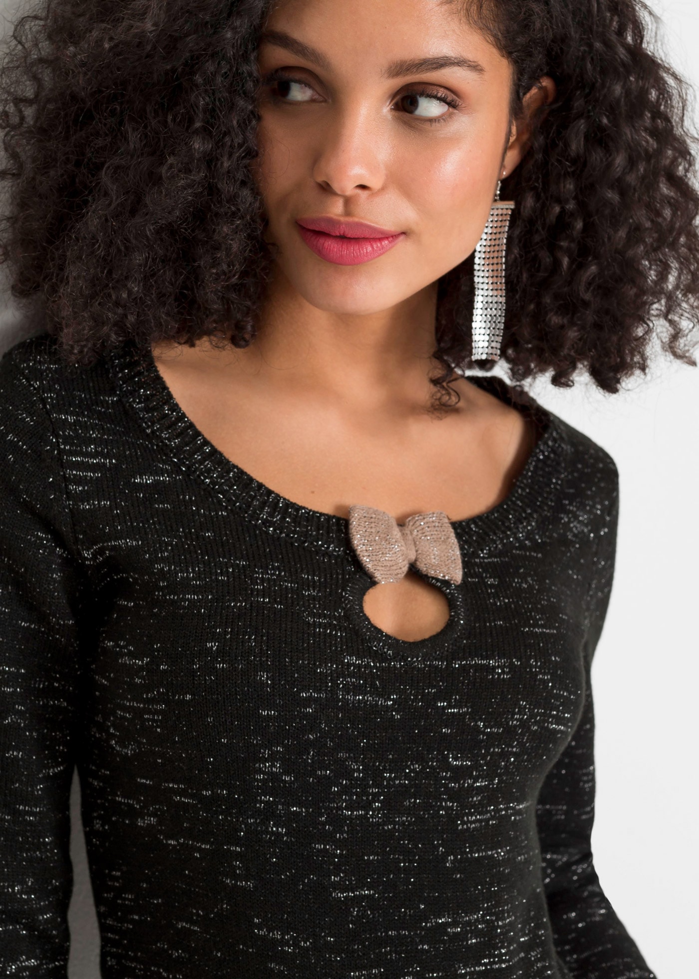 bonprix Strickpullover mit metallisierten Fasern, mit Cut-Out und dekorativer Schleife