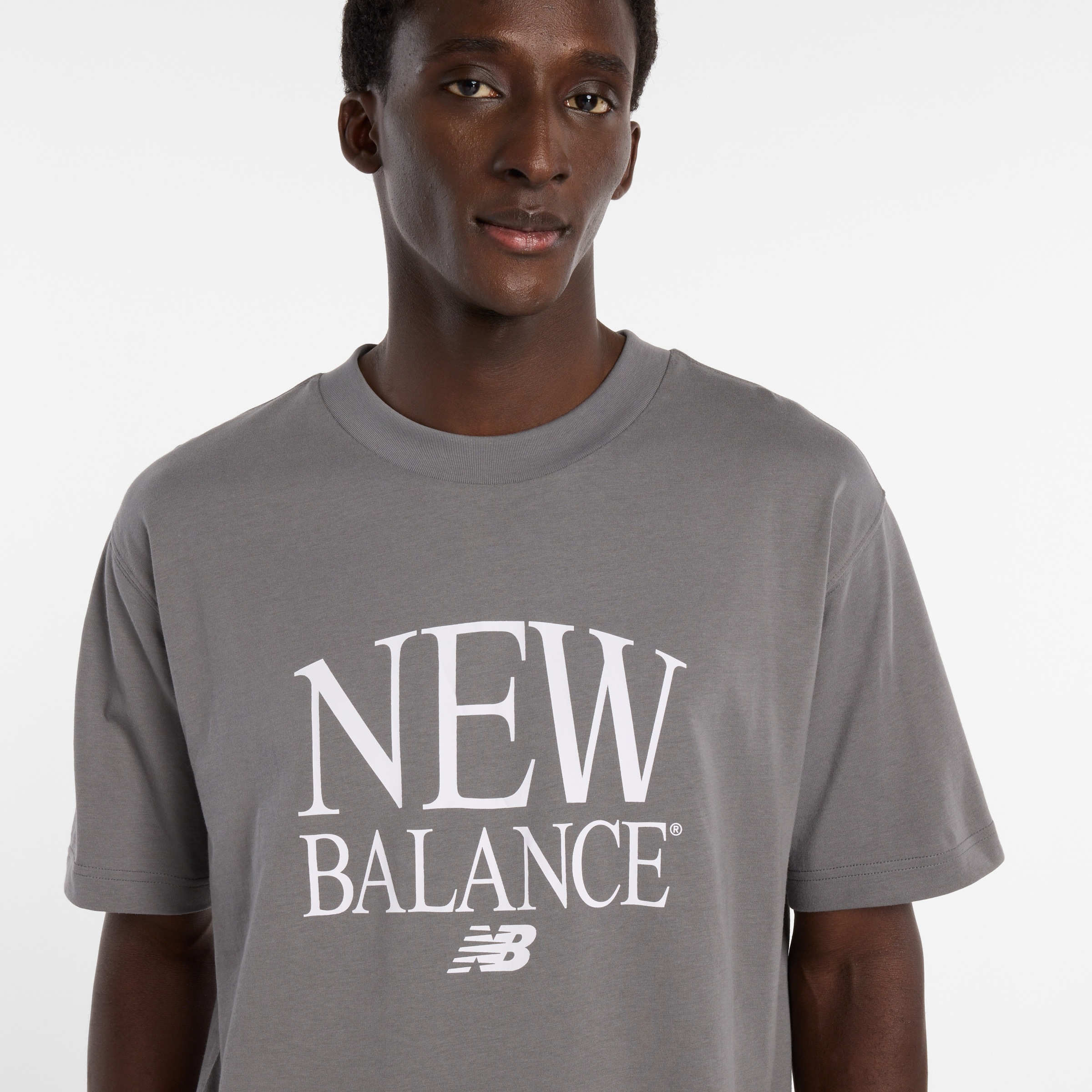 New Balance avec un design imprimé moderne, manches courtes, en coton