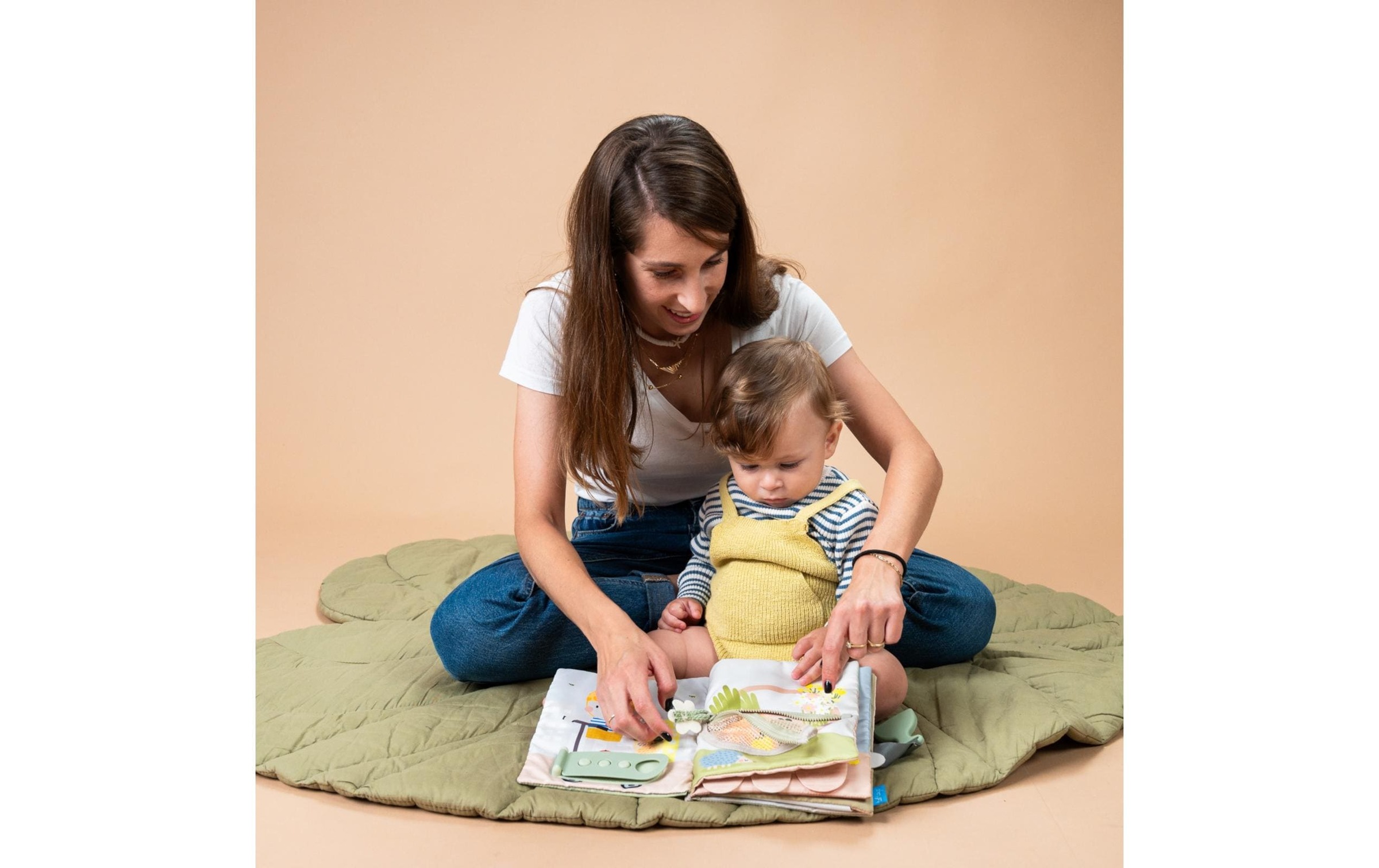 TAF TOYS Lernspielzeug »erstes Aktivitätenbuch 18M+«