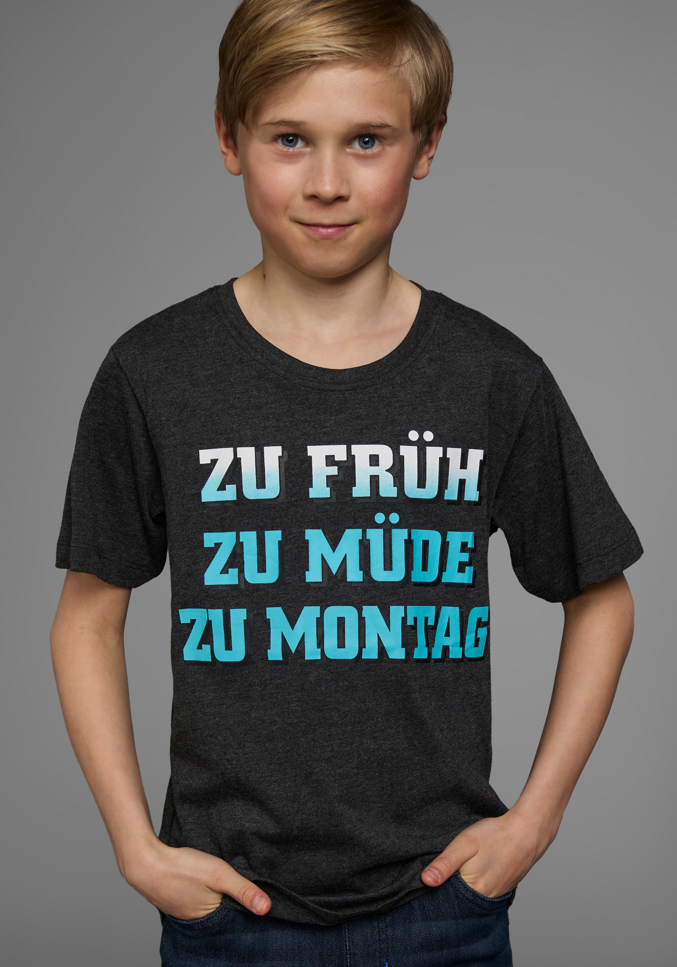 KIDSWORLD T-Shirt »Mit Spruch: ZU FRÜH, ZU MÜDE...«, Kurzarm, Basic-Passform, mit stylischem Print, Rundhalsausschnitt