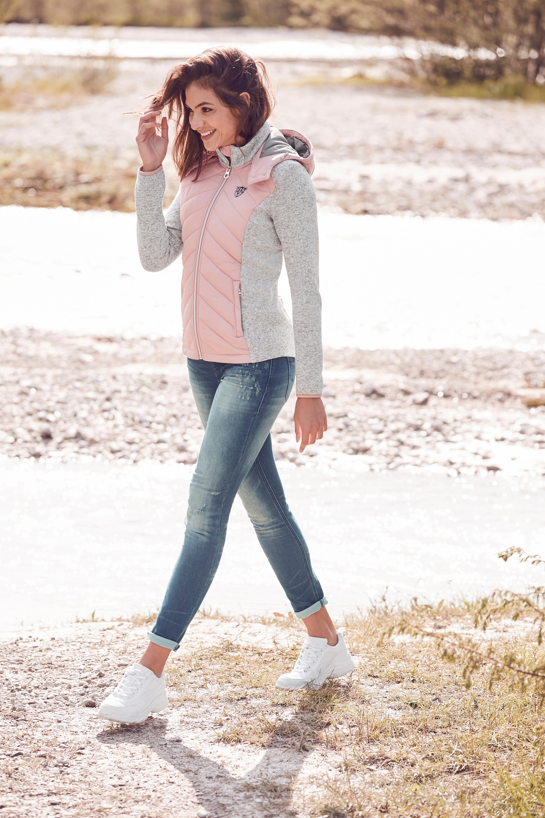 ♕ KangaROOS Kurzjacke, trendigen 2-In-1 bestellen versandkostenfrei im Kapuze, Look mit