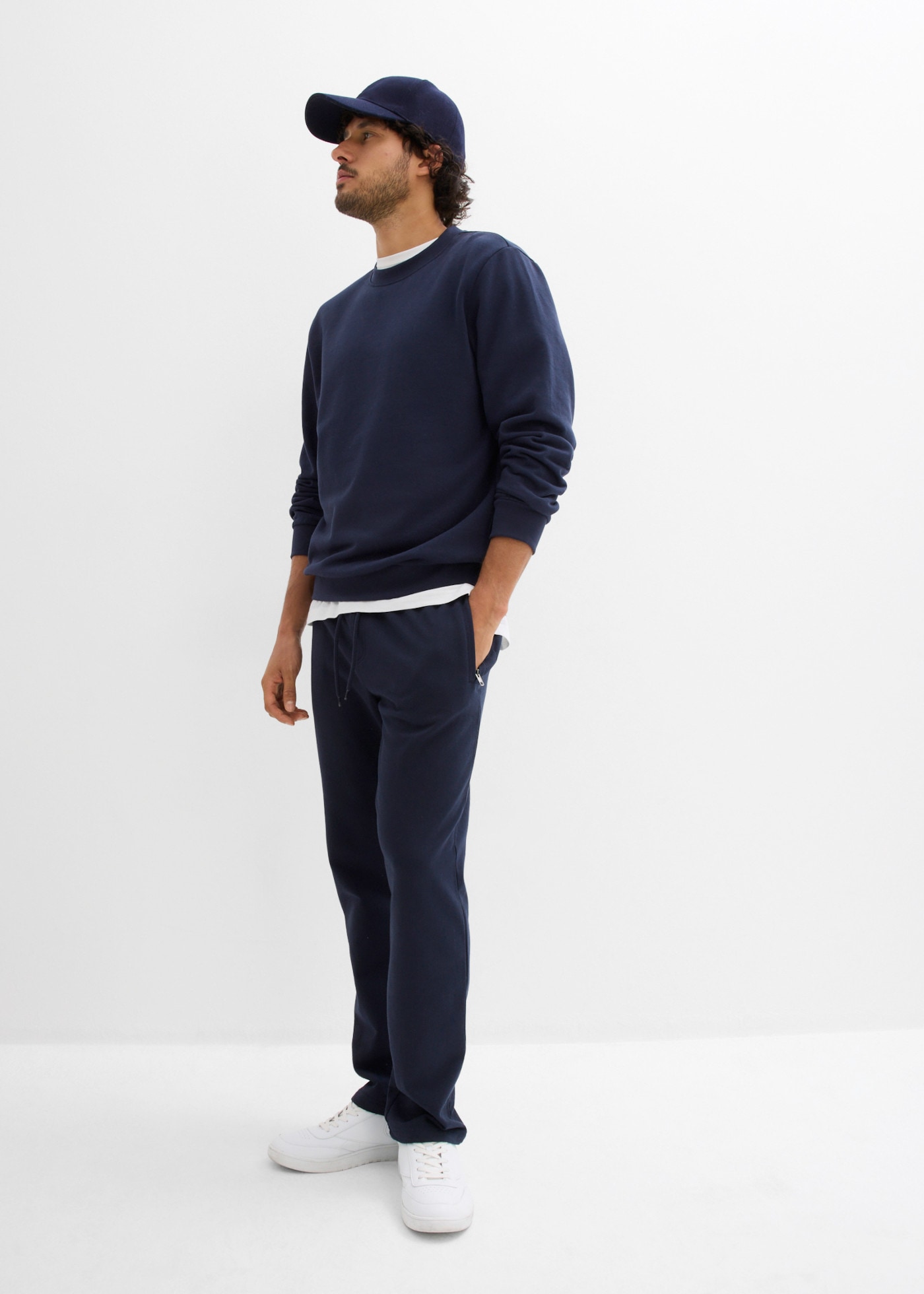 bonprix Jogginghose  mit Reissverschlusstaschen, aus Baumwolle und Polyester, Regular Fit