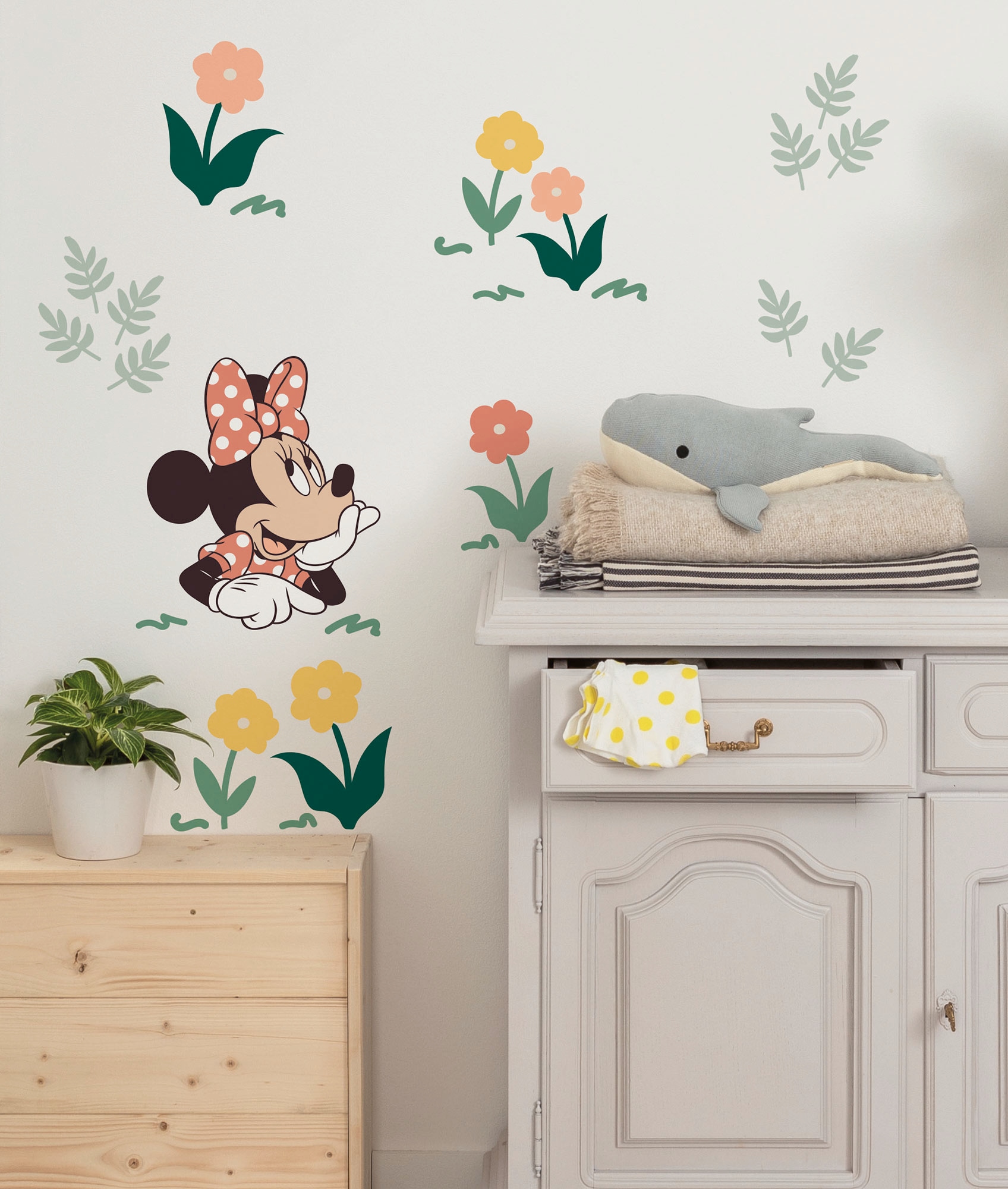 Image of Komar Wandtattoo "Disney Minnie Mouse Beauty in Bloom" 50 x 70 cm (Breite x Höhe) - Kinderzimmer, Wandsticker