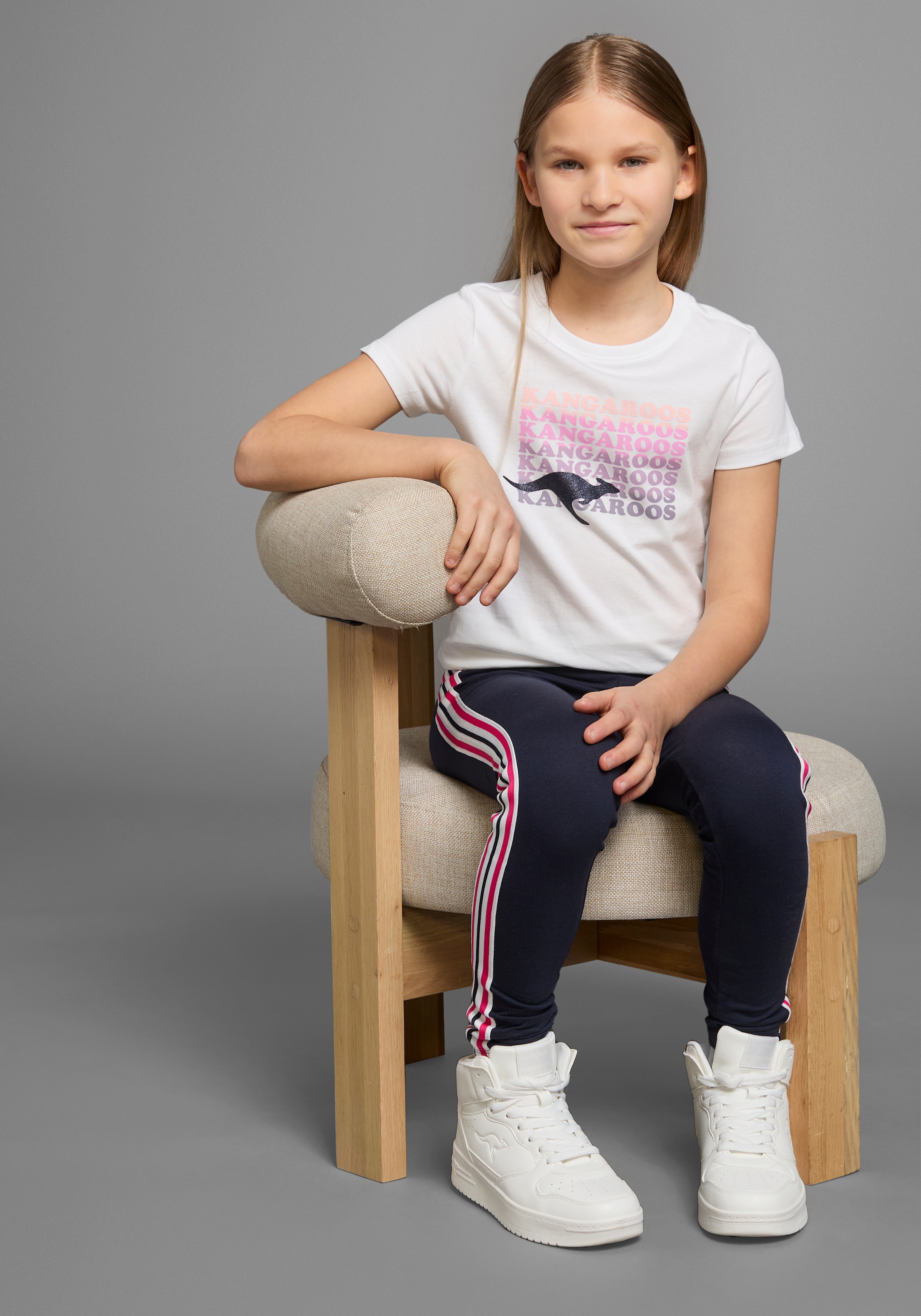 KangaROOS T-Shirt, Kurzarm, taillierter Schnitt, mit Glitzerdruck