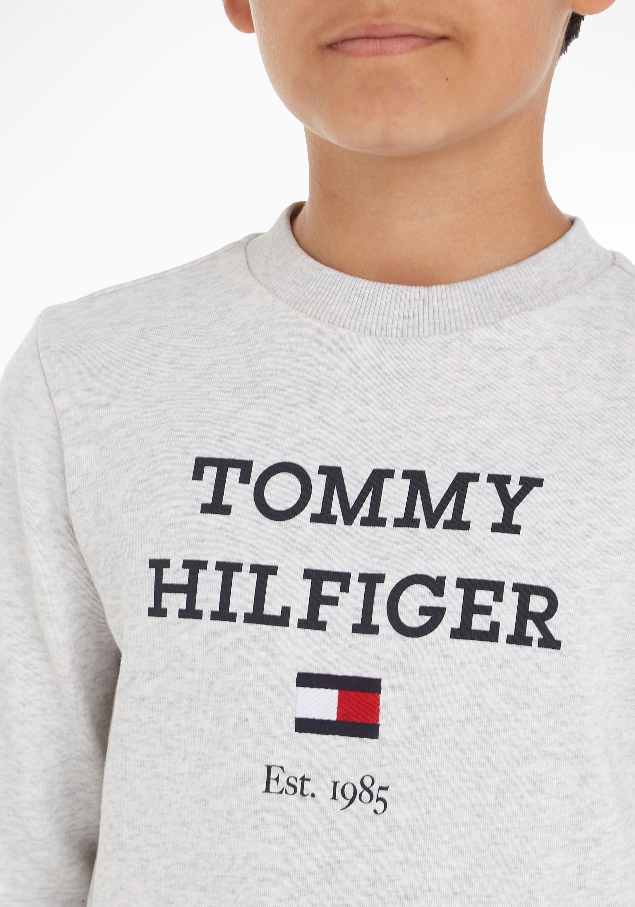 »TH Trendige mit Logo SWEATSHIRT«, kaufen Tommy Mindestbestellwert Hilfiger Sweatshirt ohne LOGO grossem