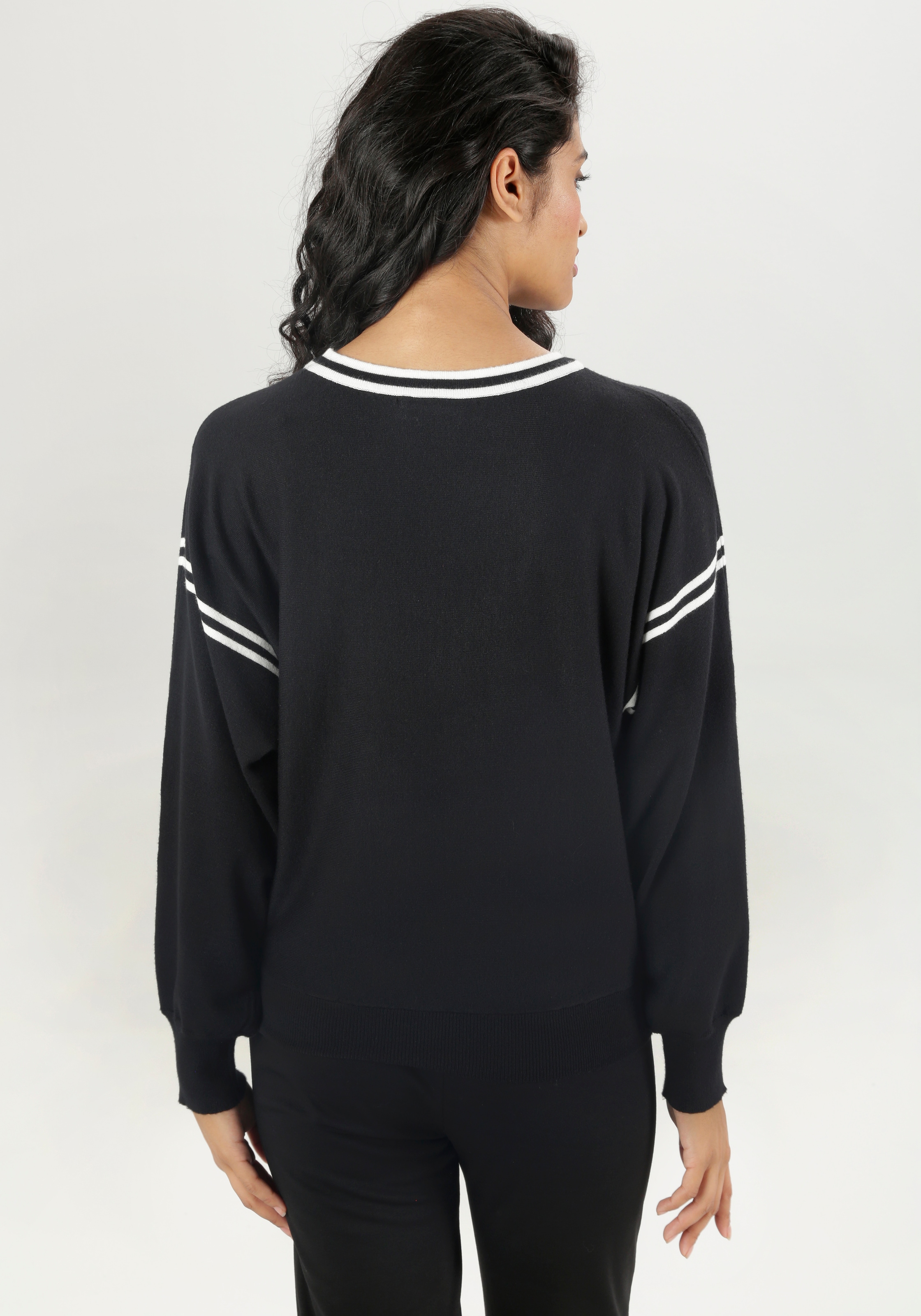 Aniston SELECTED Strickpullover, mit sportiven weissen Streifen