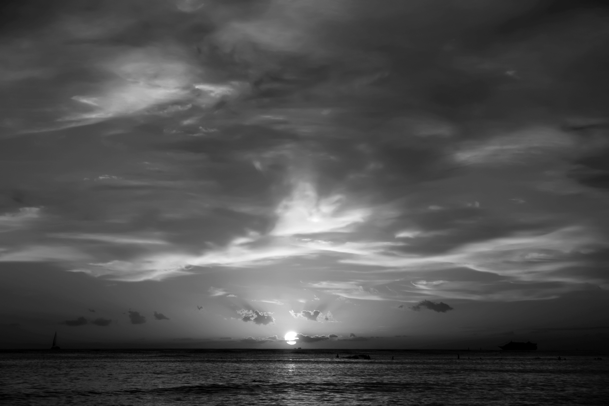 Image of Papermoon Fototapete »Sonnenuntergang Schwarz & Weiss«, Vliestapete, hochwertiger Digitaldruck, inklusive Kleister bei Ackermann Versand Schweiz
