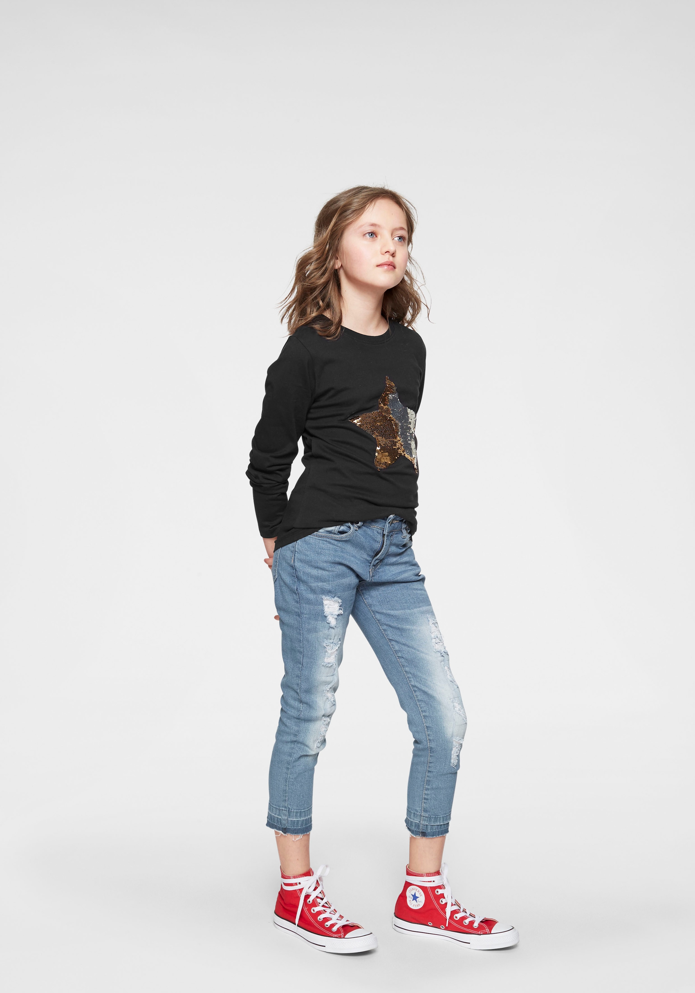 KIDSWORLD Langarmshirt »STERN«, Langarm, taillierter Schnitt, mit glitzernden Pailletten