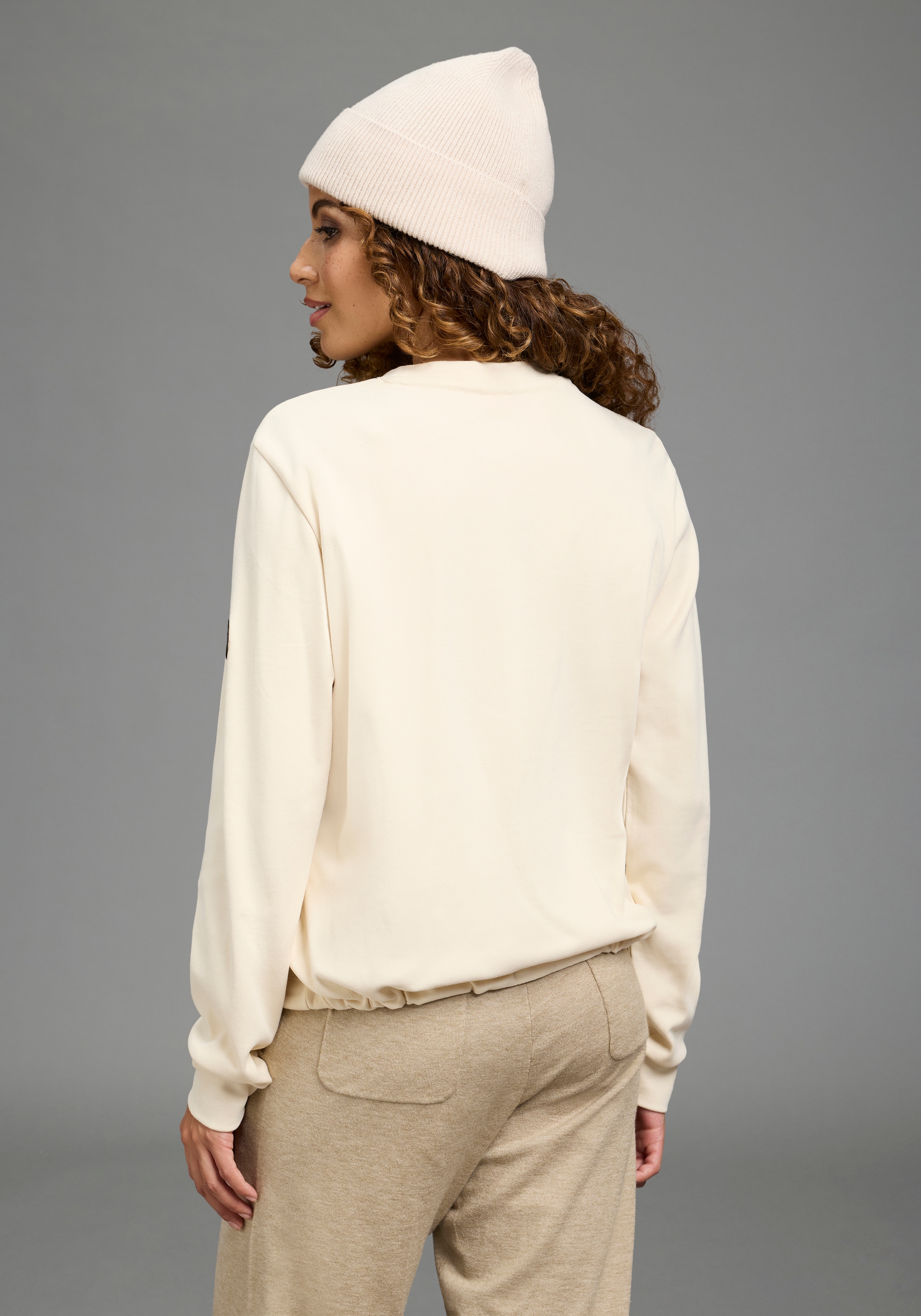 KangaROOS Sweat-shirt , avec bordure et élément décoratif en applications, coupe ample

